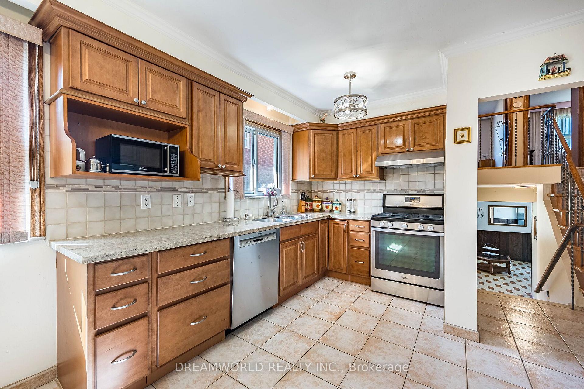 Photo 15 of 297 Derrydown Road, North York, York University Heights — HOMEH