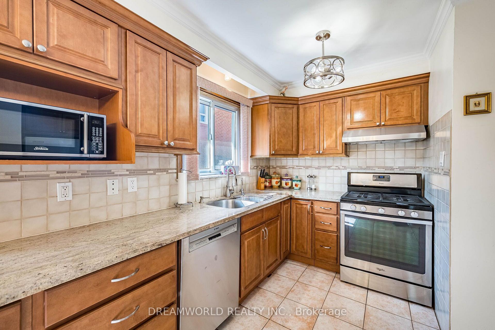 Photo 16 of 297 Derrydown Road, North York, York University Heights — HOMEH