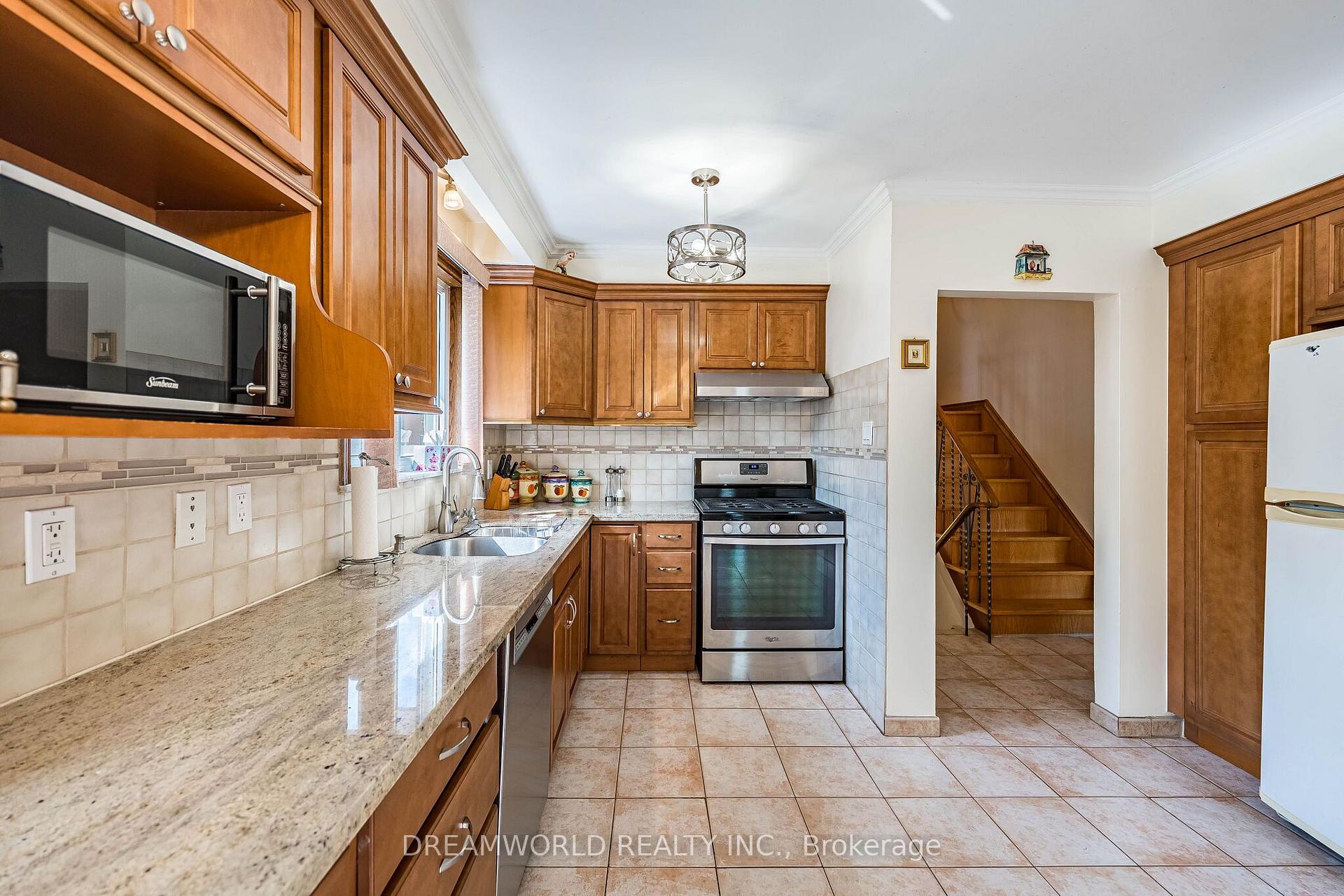 Photo 17 of 297 Derrydown Road, North York, York University Heights — HOMEH
