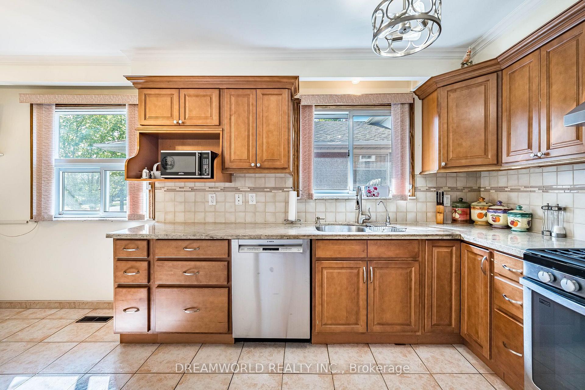Photo 18 of 297 Derrydown Road, North York, York University Heights — HOMEH