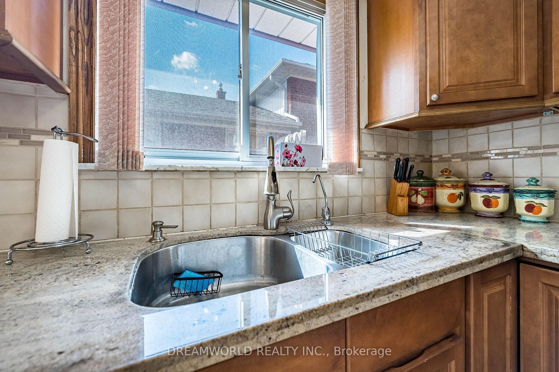 Photo 19 of 297 Derrydown Road, North York, York University Heights — HOMEH