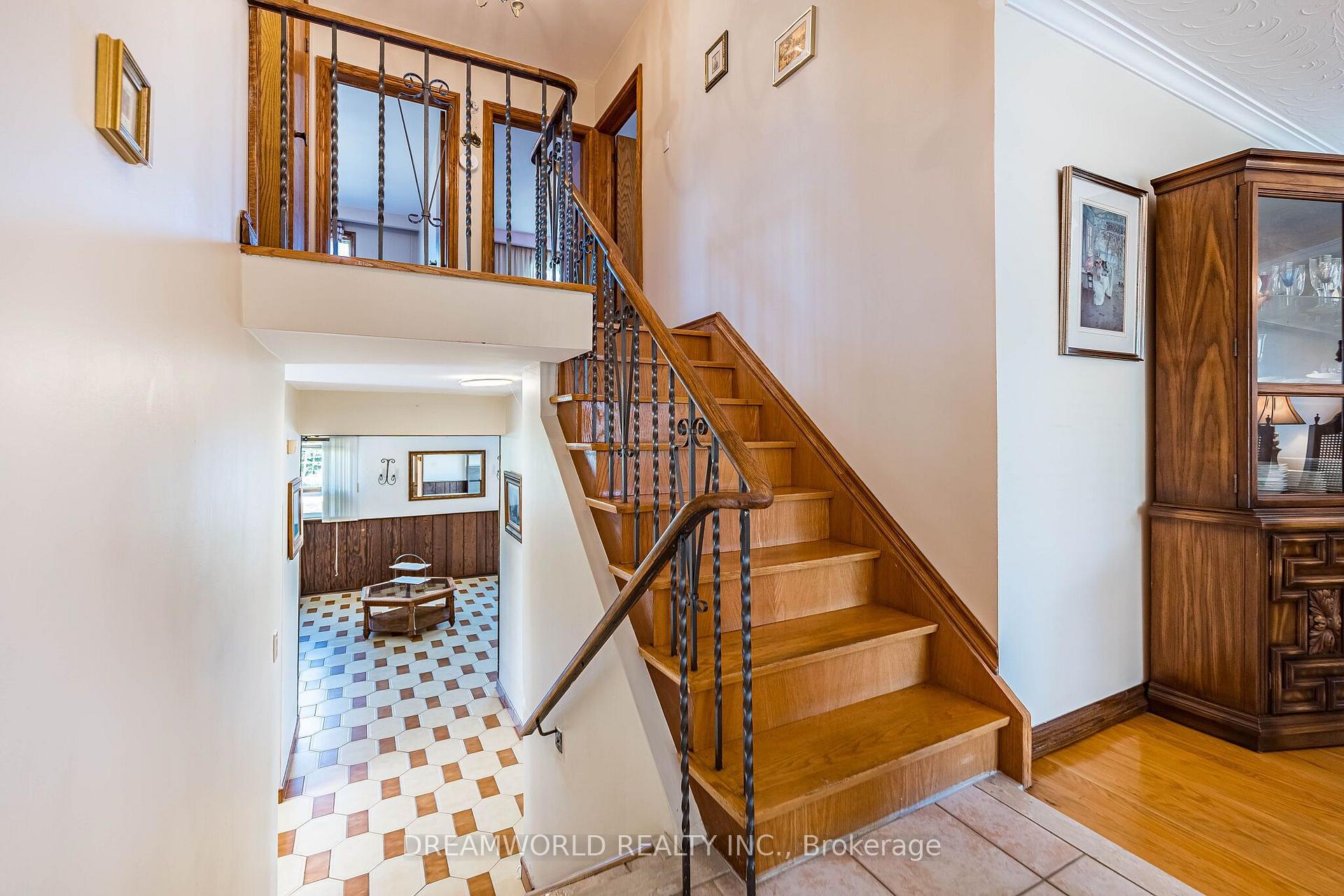 Photo 20 of 297 Derrydown Road, North York, York University Heights — HOMEH
