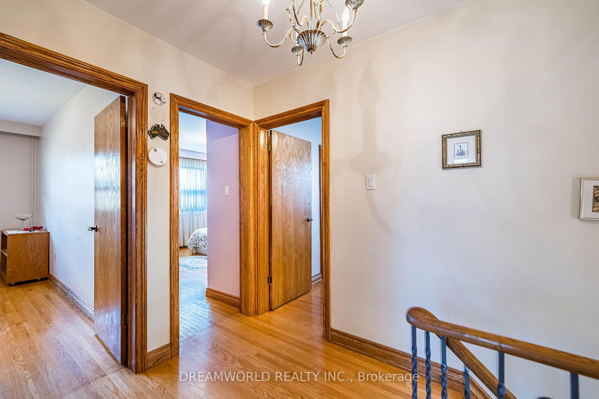 Photo 21 of 297 Derrydown Road, North York, York University Heights — HOMEH