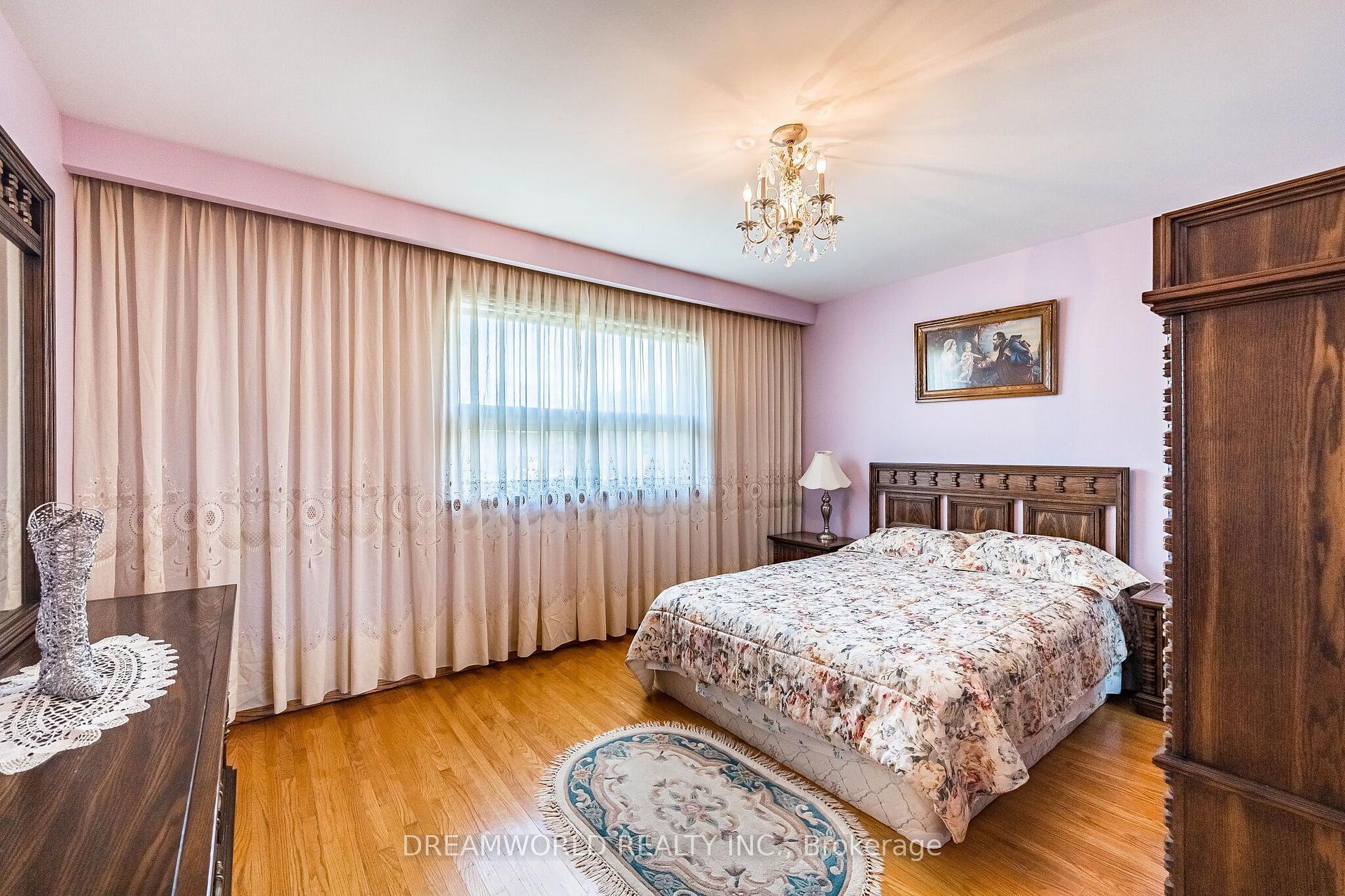 Photo 22 of 297 Derrydown Road, North York, York University Heights — HOMEH