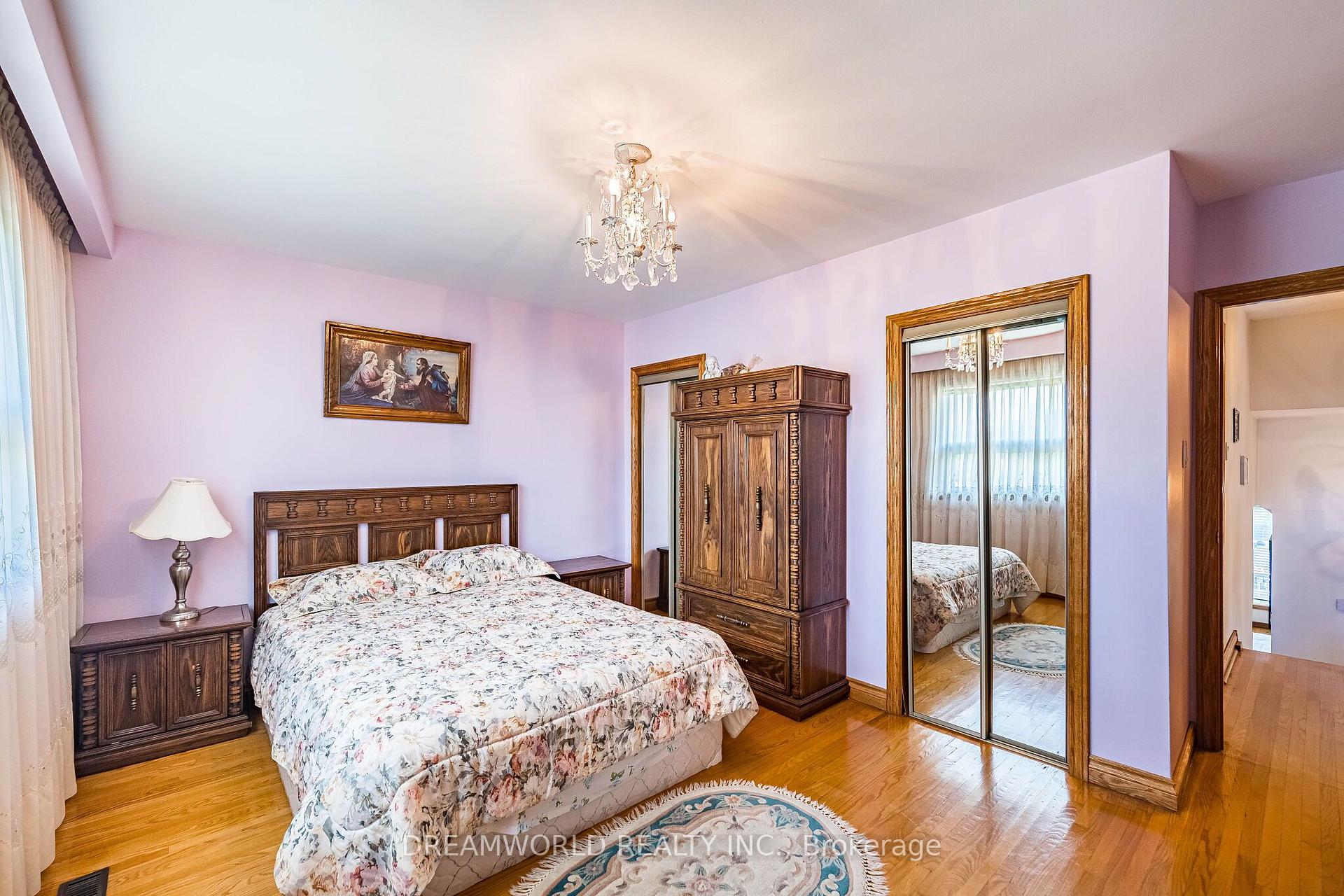 Photo 23 of 297 Derrydown Road, North York, York University Heights — HOMEH