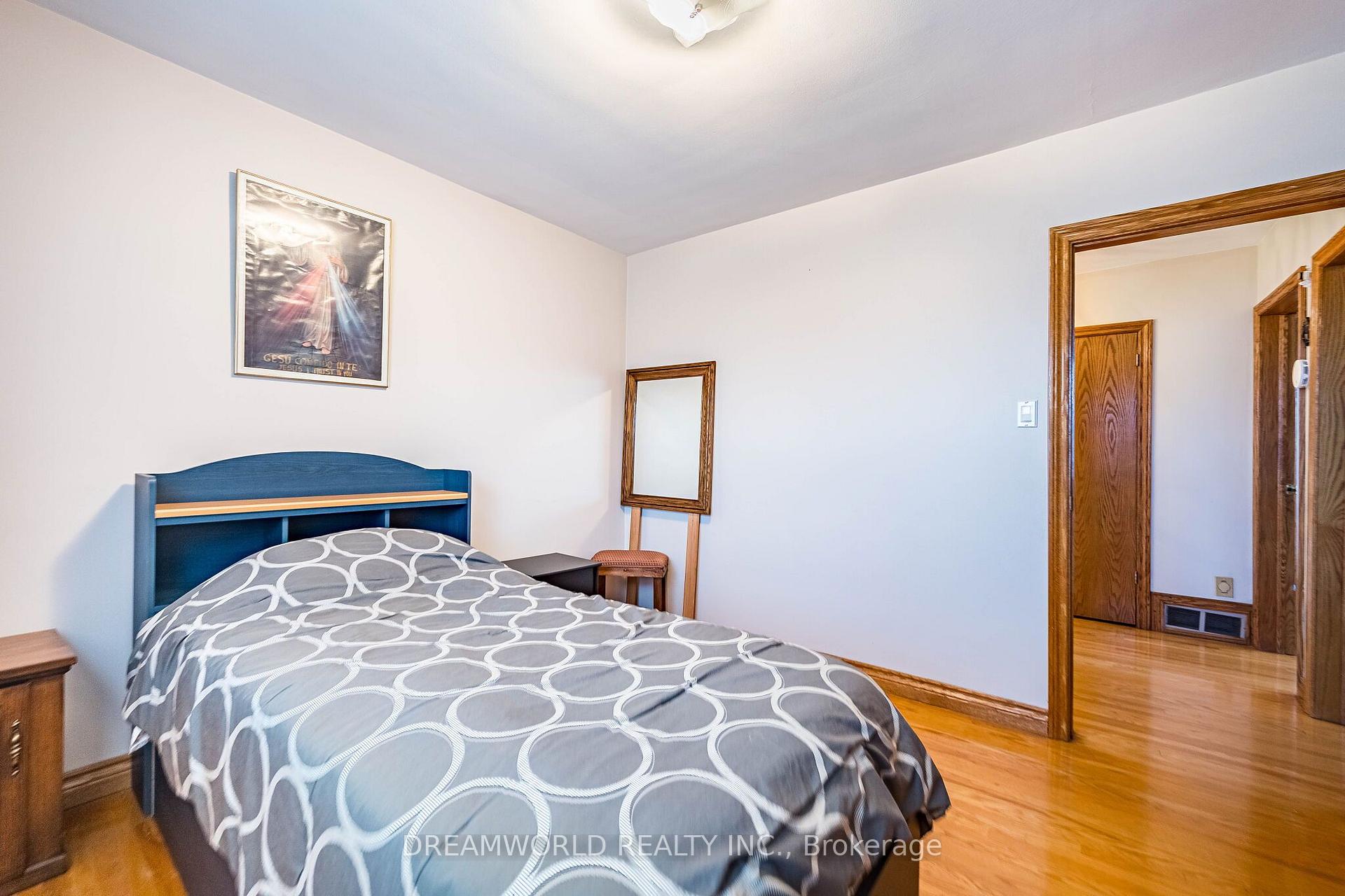Photo 24 of 297 Derrydown Road, North York, York University Heights — HOMEH