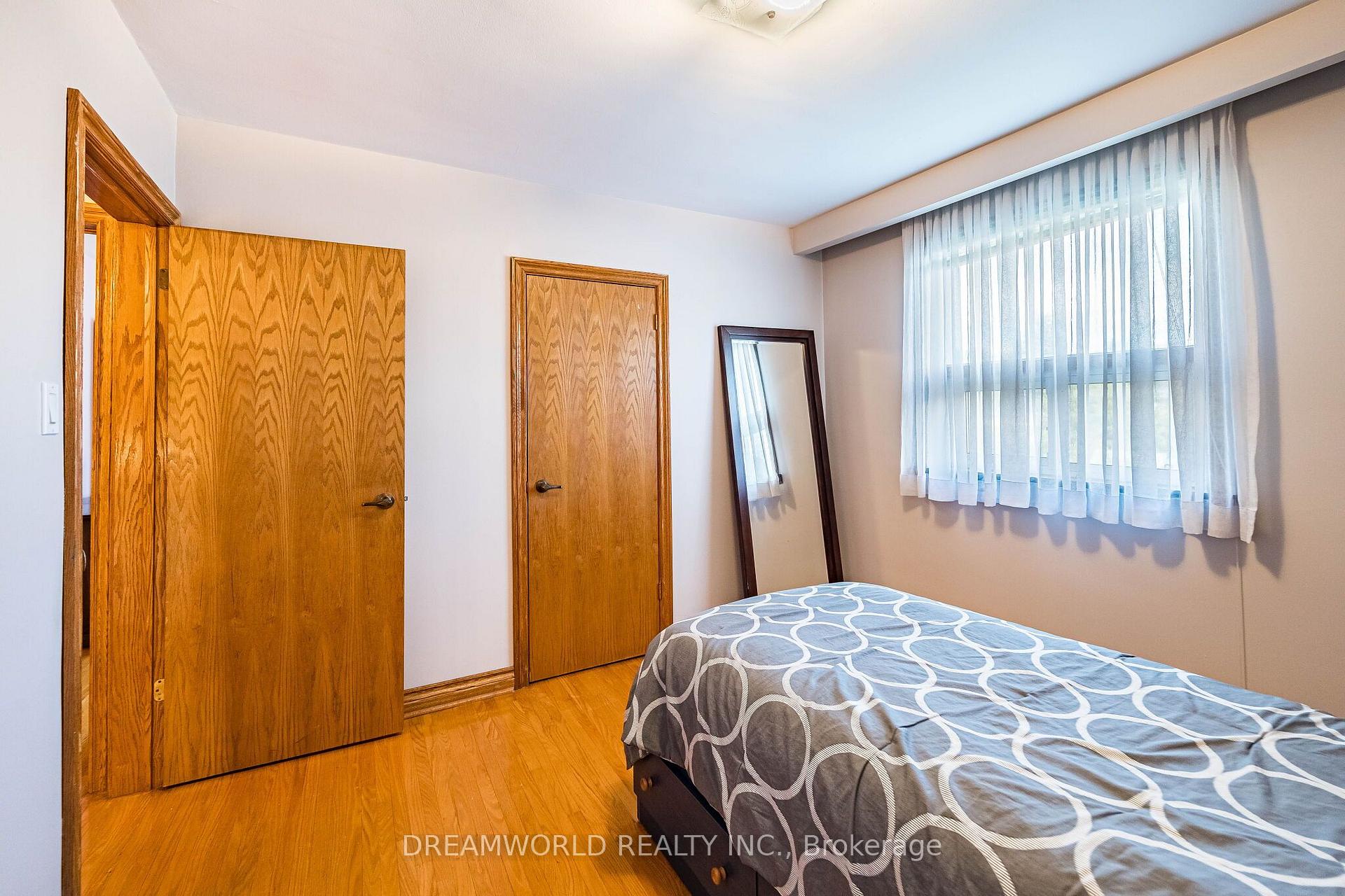 Photo 25 of 297 Derrydown Road, North York, York University Heights — HOMEH