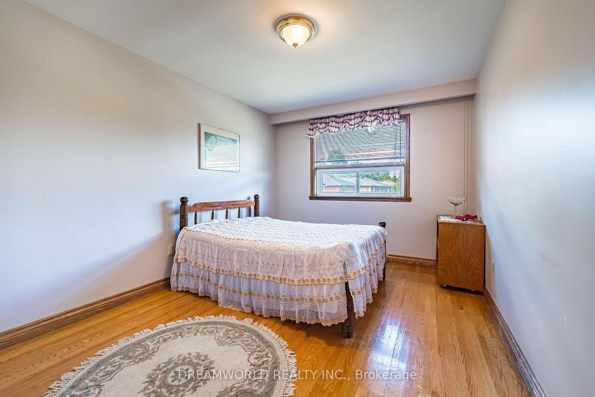 Photo 26 of 297 Derrydown Road, North York, York University Heights — HOMEH