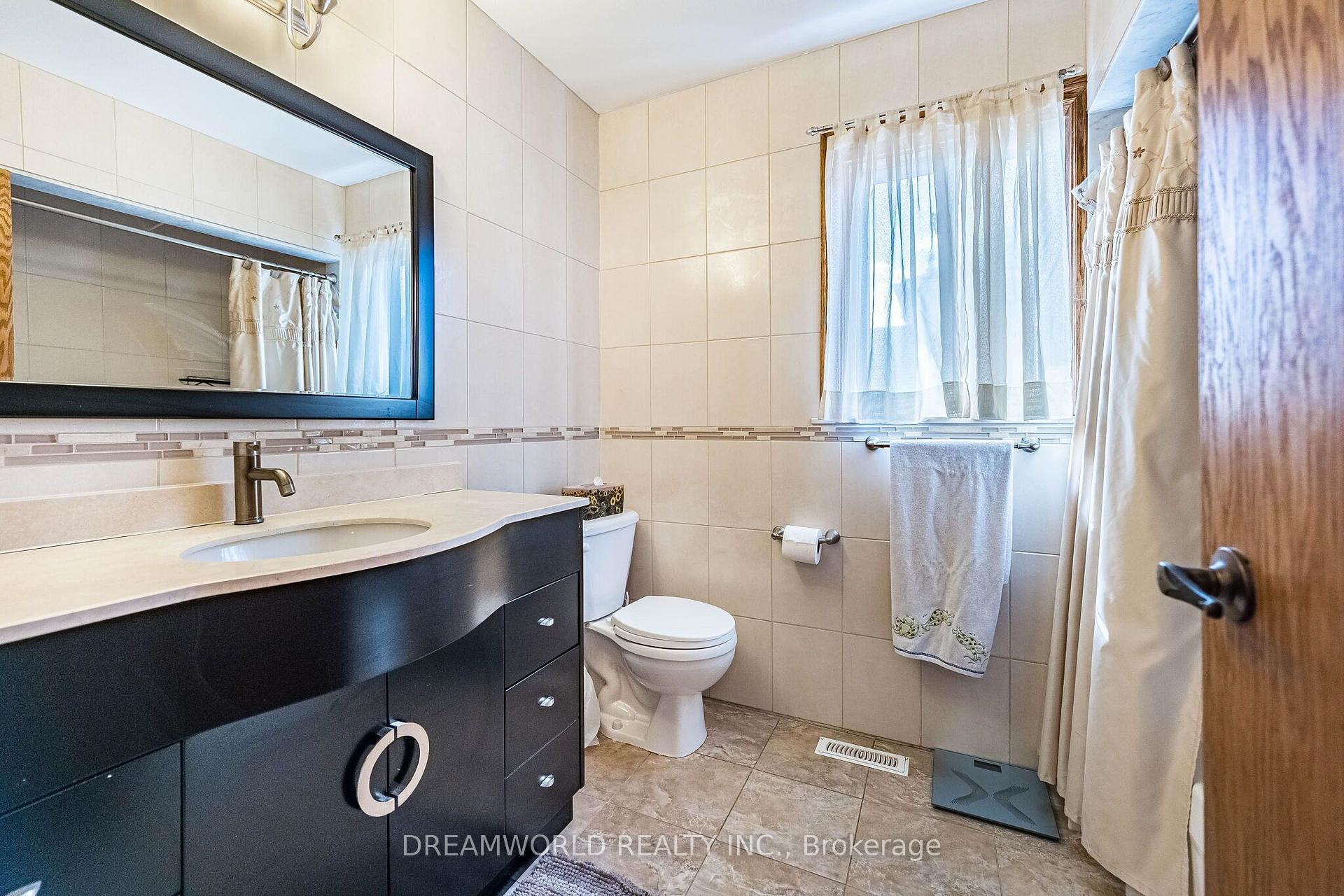 Photo 27 of 297 Derrydown Road, North York, York University Heights — HOMEH