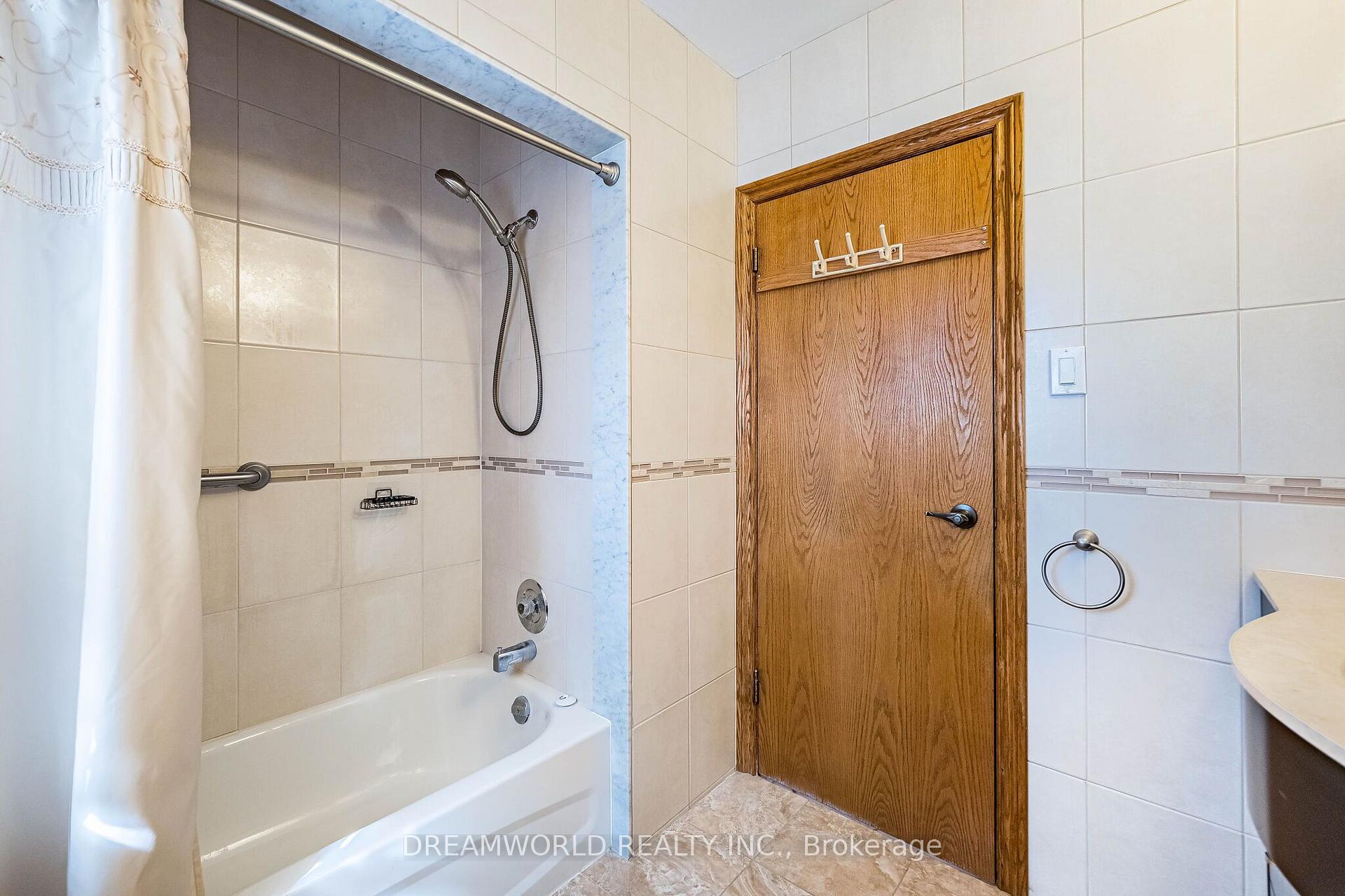 Photo 28 of 297 Derrydown Road, North York, York University Heights — HOMEH