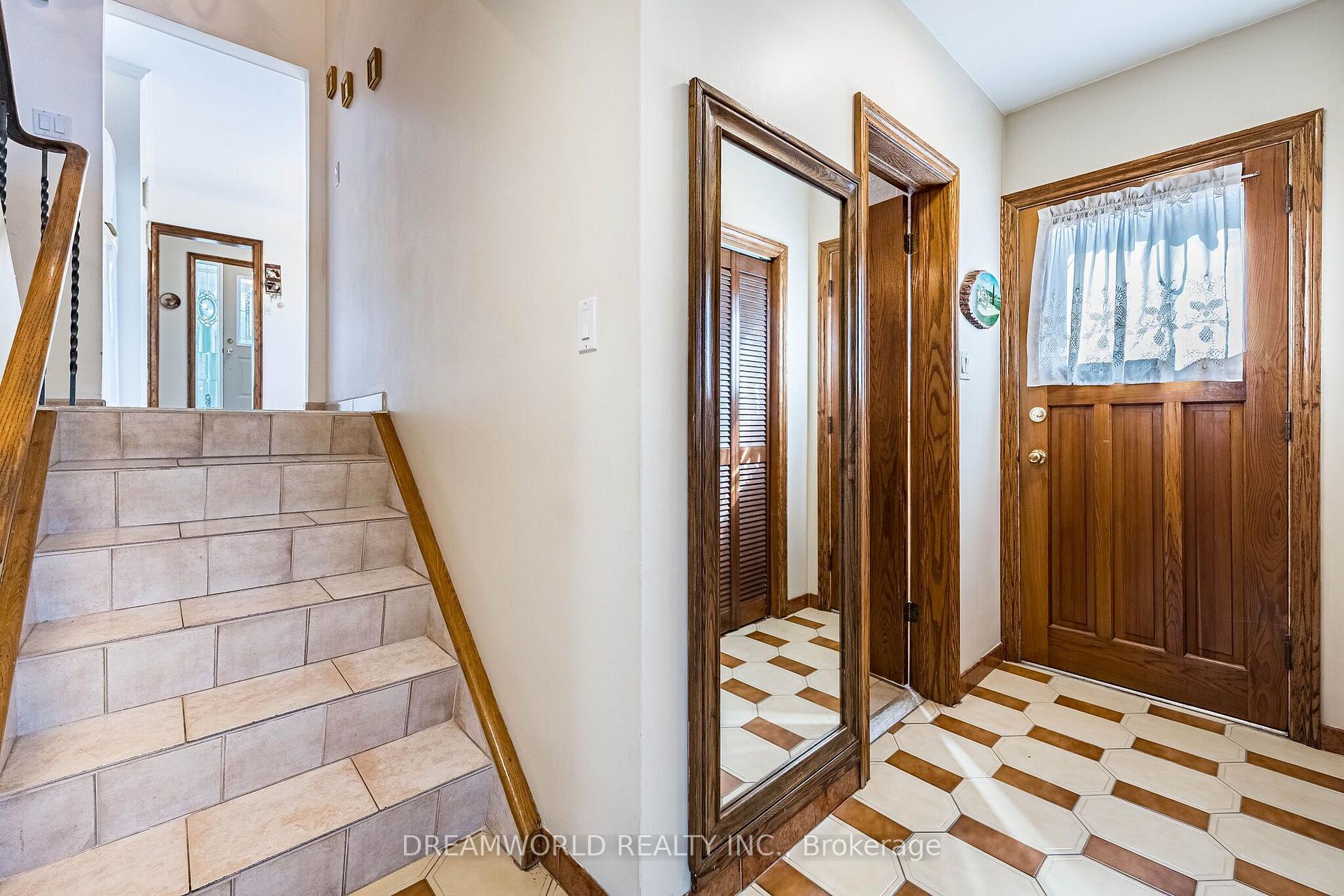 Photo 29 of 297 Derrydown Road, North York, York University Heights — HOMEH