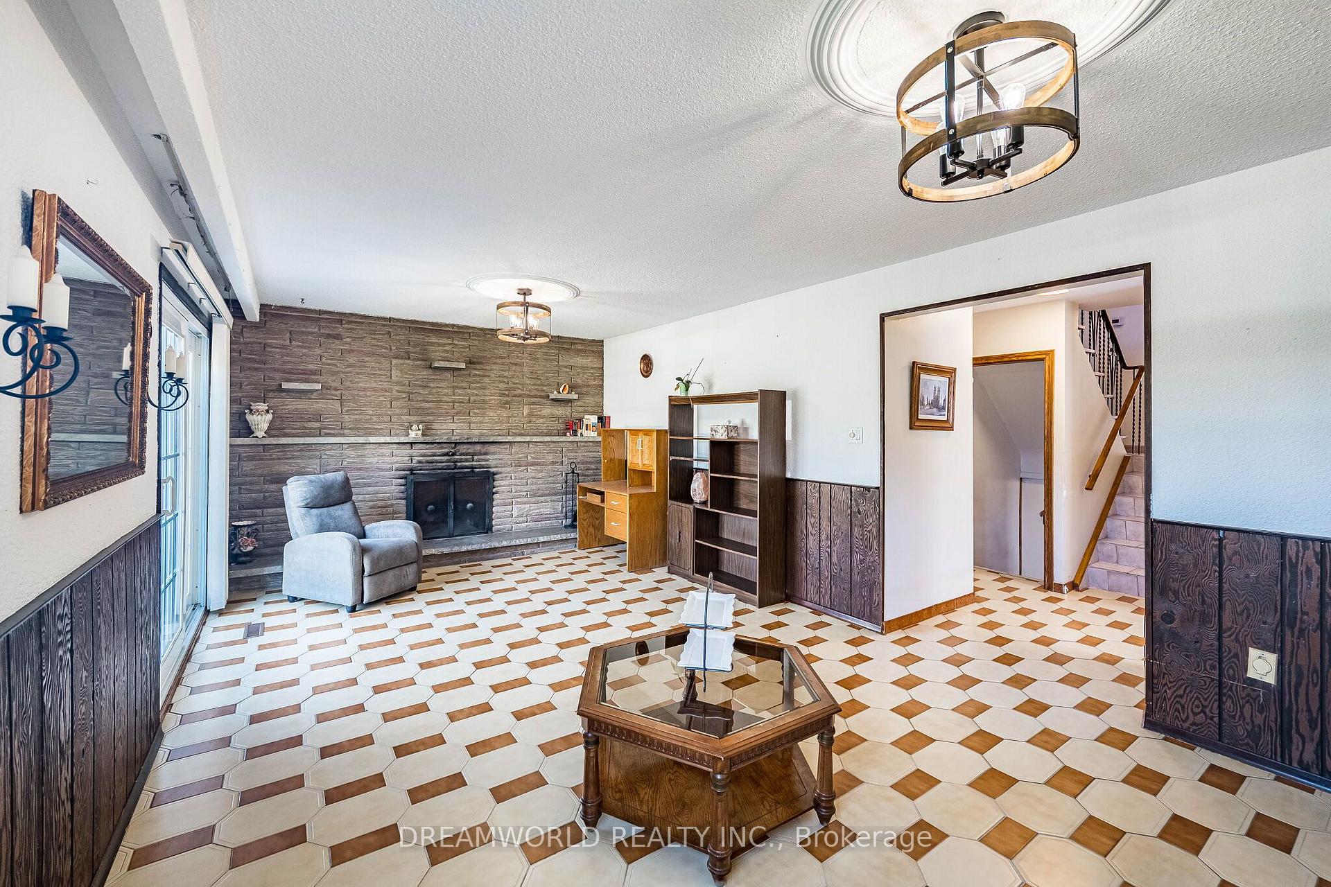 Photo 32 of 297 Derrydown Road, North York, York University Heights — HOMEH