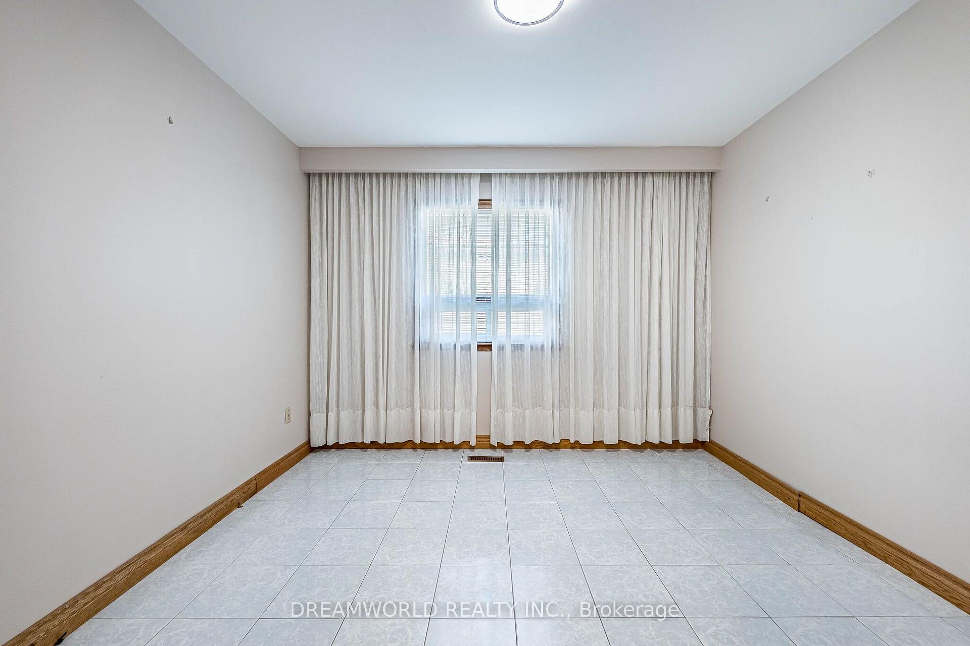 Photo 35 of 297 Derrydown Road, North York, York University Heights — HOMEH