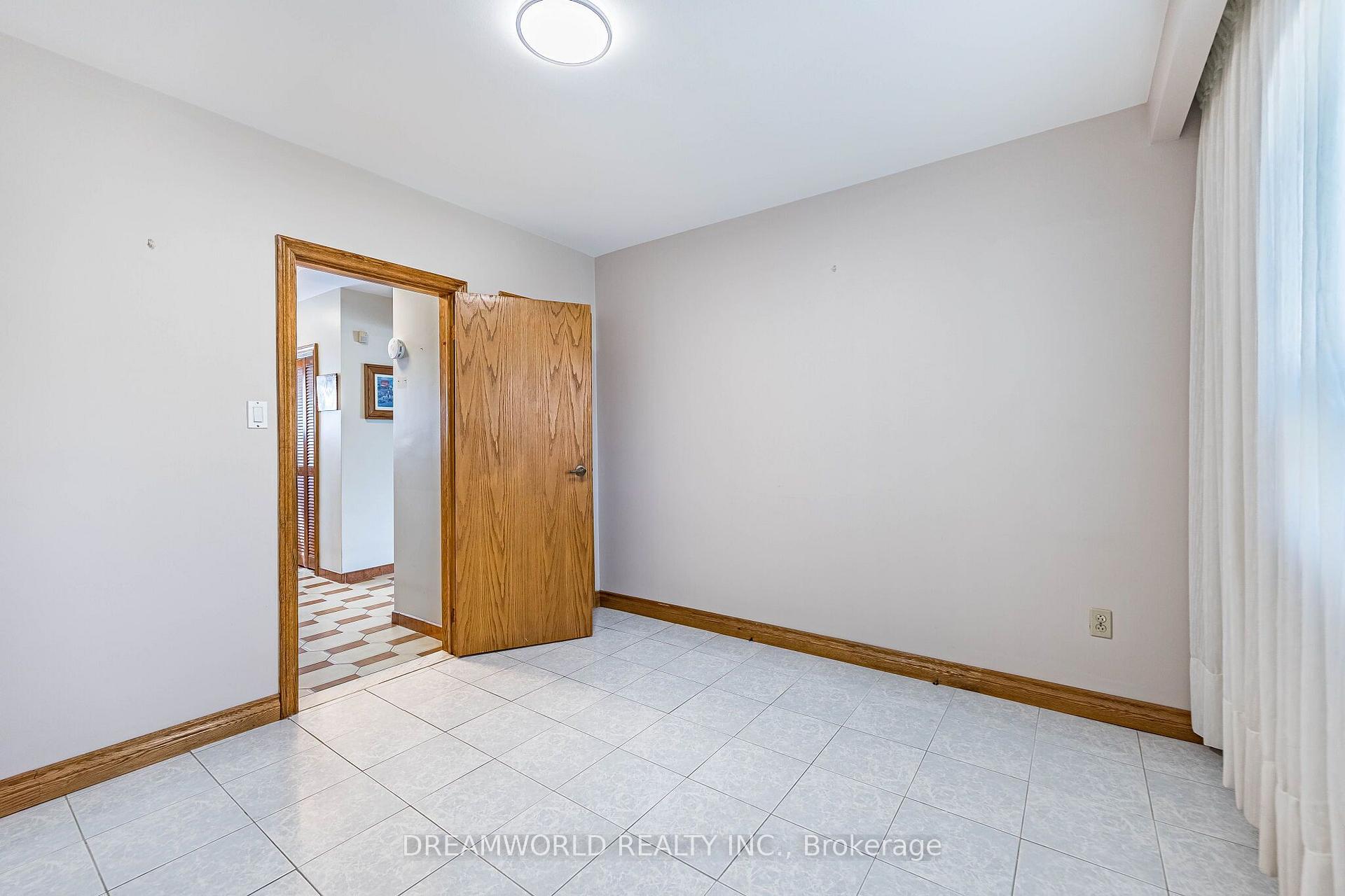 Photo 36 of 297 Derrydown Road, North York, York University Heights — HOMEH
