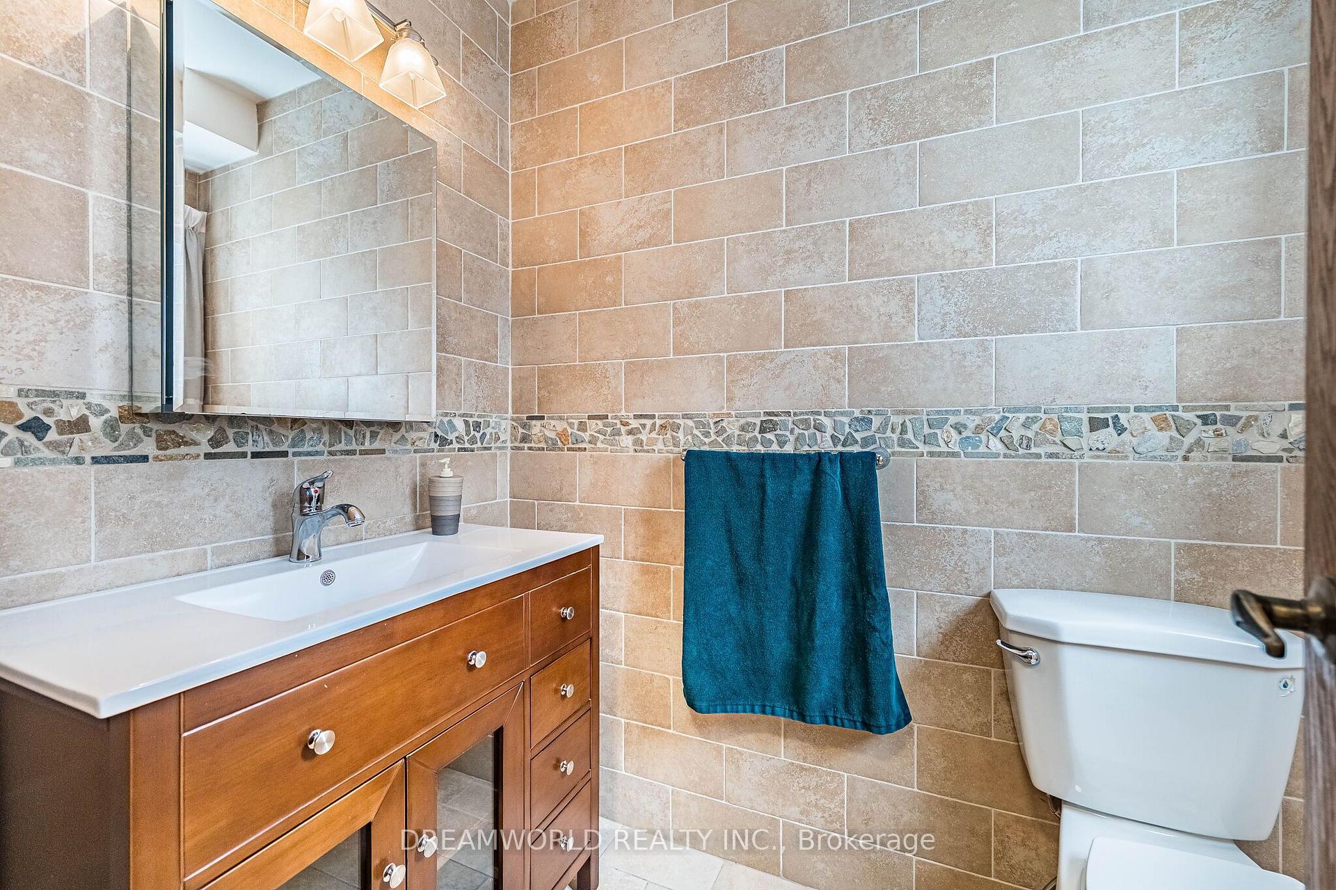 Photo 37 of 297 Derrydown Road, North York, York University Heights — HOMEH
