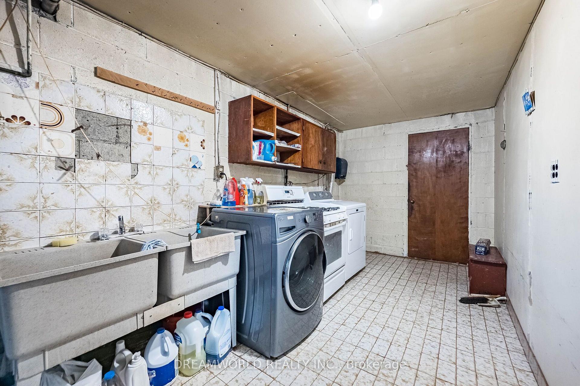 Photo 38 of 297 Derrydown Road, North York, York University Heights — HOMEH