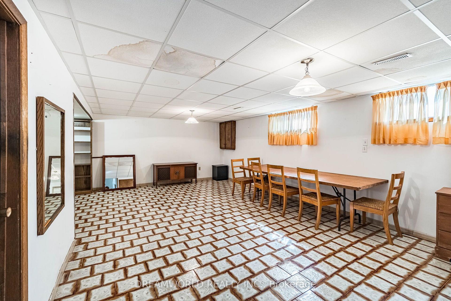 Photo 39 of 297 Derrydown Road, North York, York University Heights — HOMEH