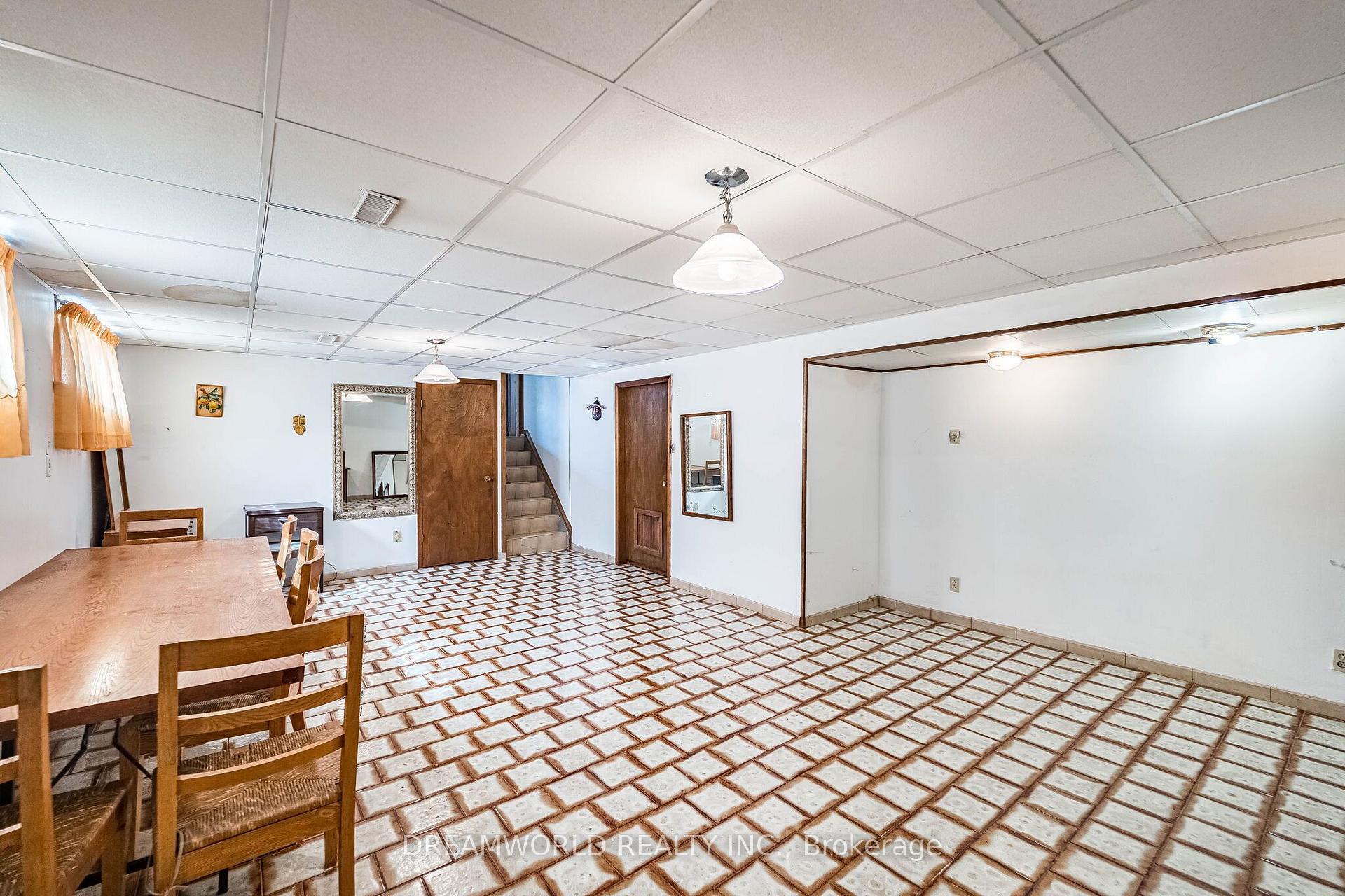 Photo 41 of 297 Derrydown Road, North York, York University Heights — HOMEH