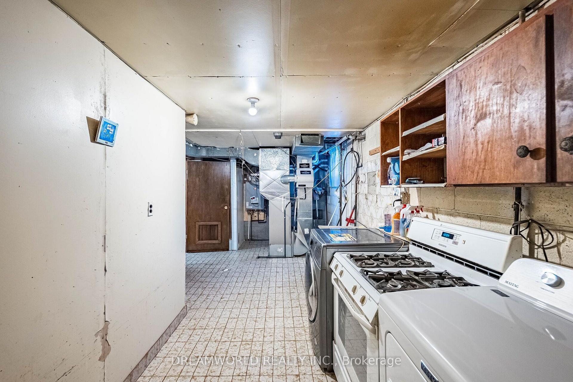 Photo 49 of 297 Derrydown Road, North York, York University Heights — HOMEH