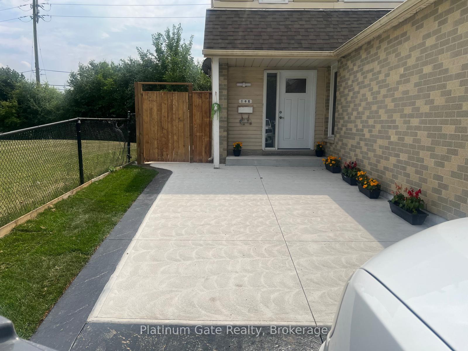 Photo 1 of 108 Courtleigh Square, Brampton, Heart Lake East — HOMEH