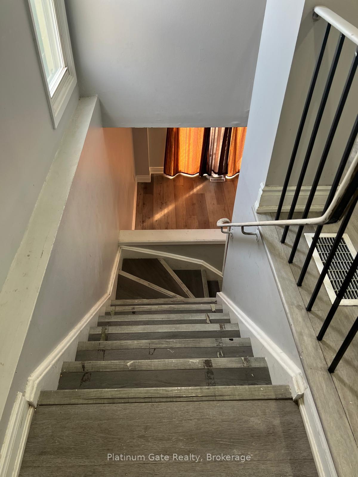 Photo 4 of 108 Courtleigh Square, Brampton, Heart Lake East — HOMEH