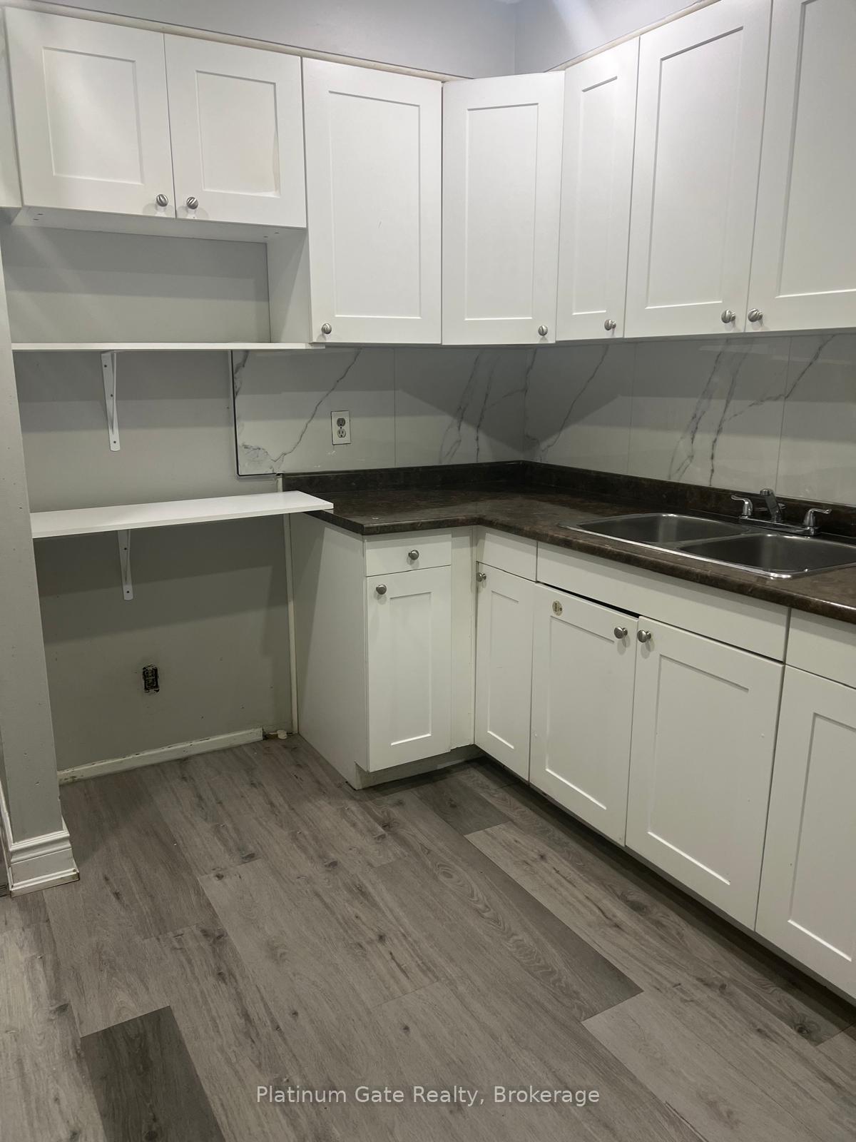 Photo 6 of 108 Courtleigh Square, Brampton, Heart Lake East — HOMEH