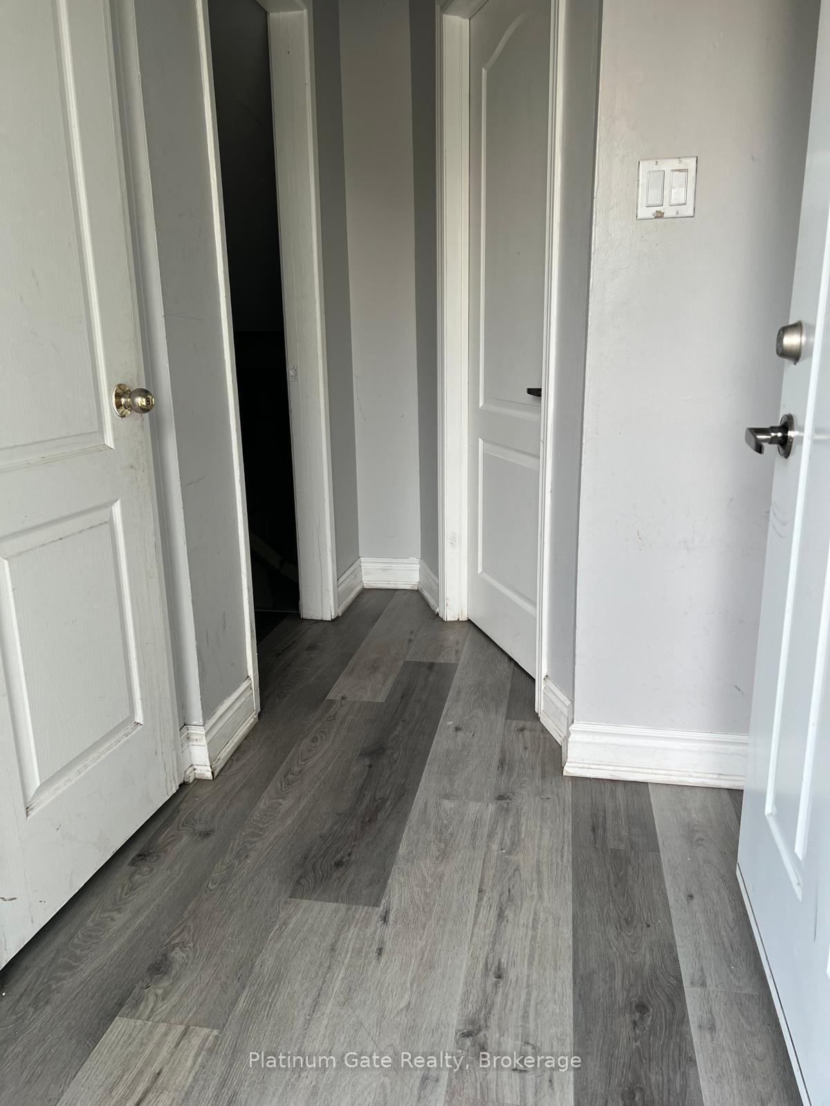 Photo 8 of 108 Courtleigh Square, Brampton, Heart Lake East — HOMEH