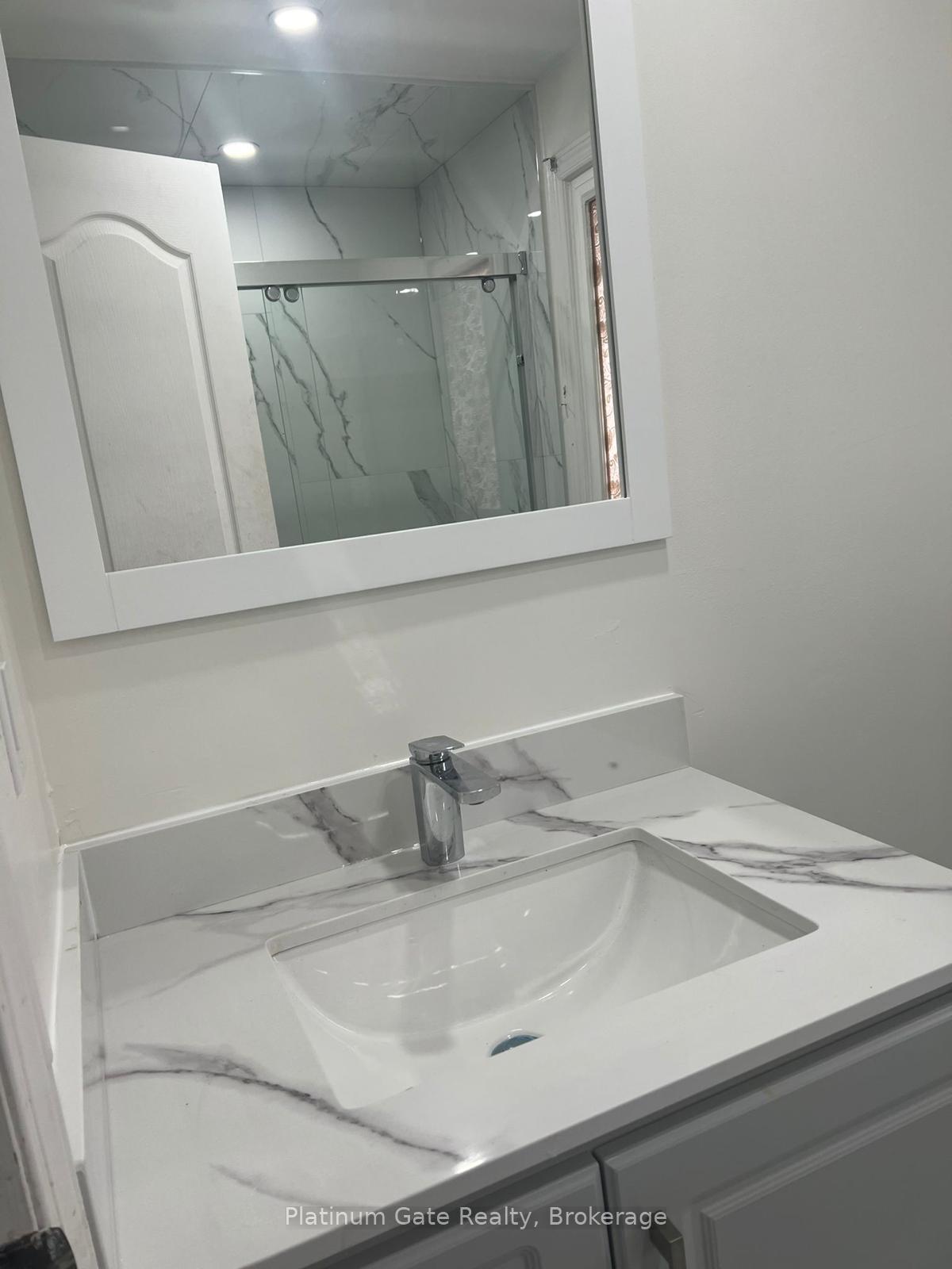 Photo 10 of 108 Courtleigh Square, Brampton, Heart Lake East — HOMEH