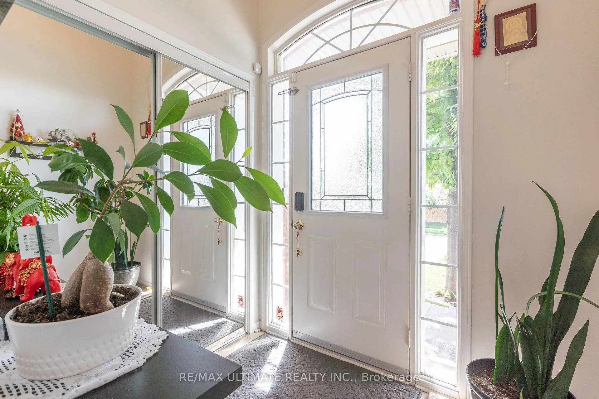 Photo 3 of 6560 Opera Glass Crescent, Mississauga, Meadowvale Village — HOMEH