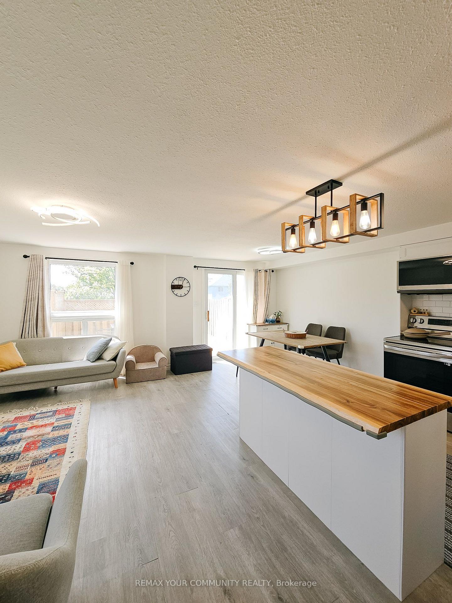 Photo 3 of 71 Highbrook Street, Kitchener, Laurentian Hills/Country Hills W — HOMEH