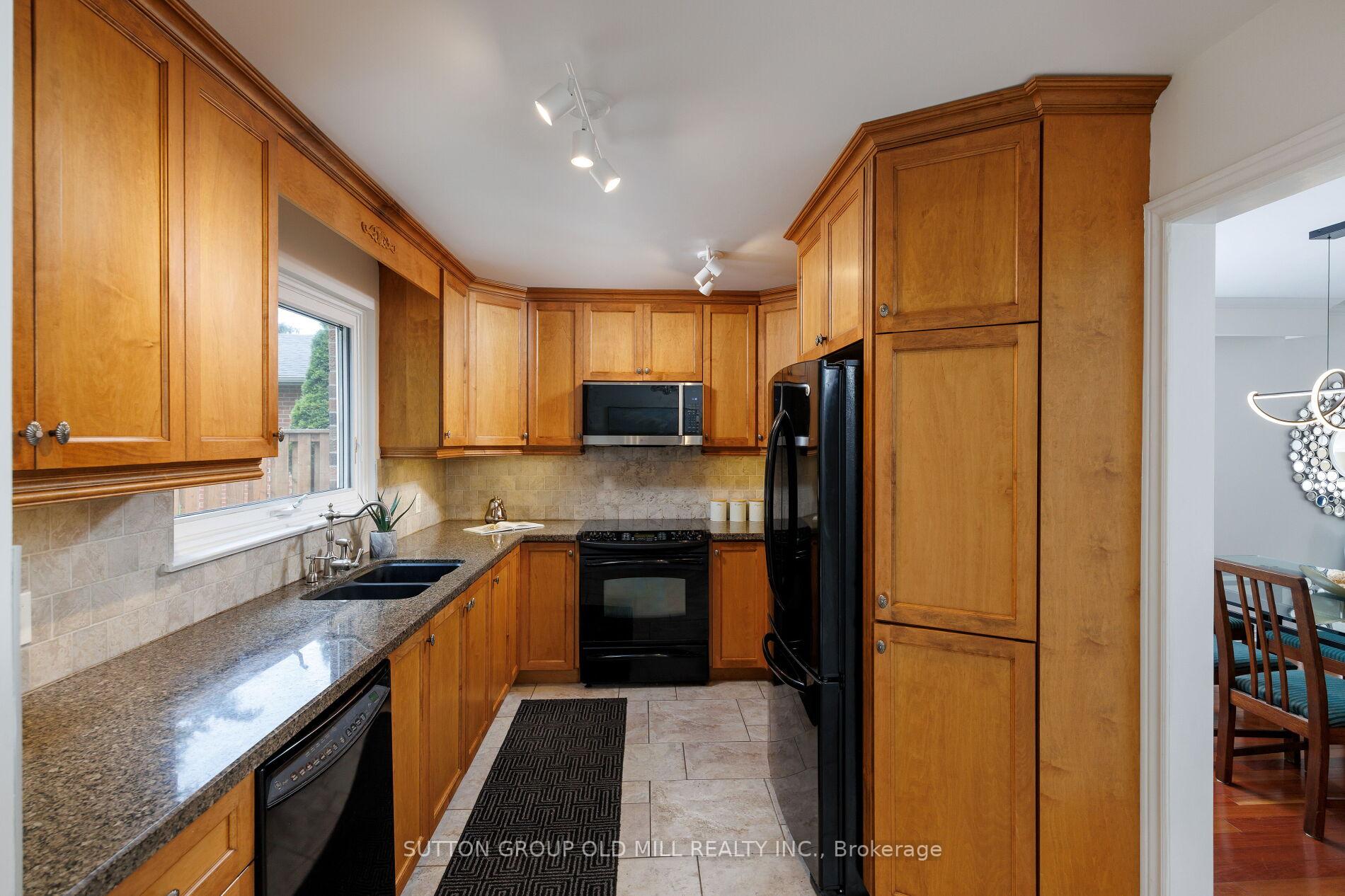 Photo 12 of 853 Kowal Drive, Mississauga, Lorne Park — HOMEH