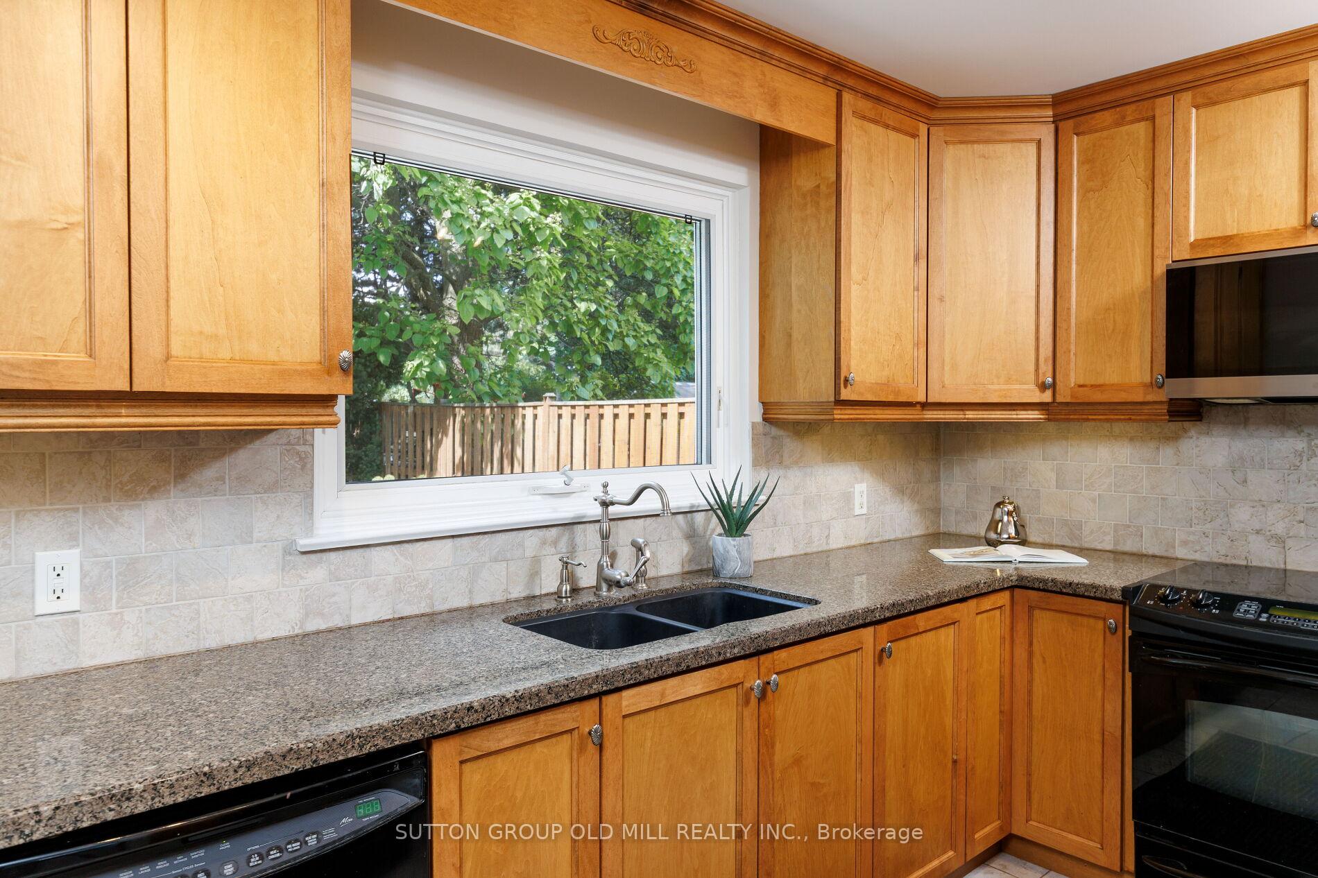Photo 13 of 853 Kowal Drive, Mississauga, Lorne Park — HOMEH