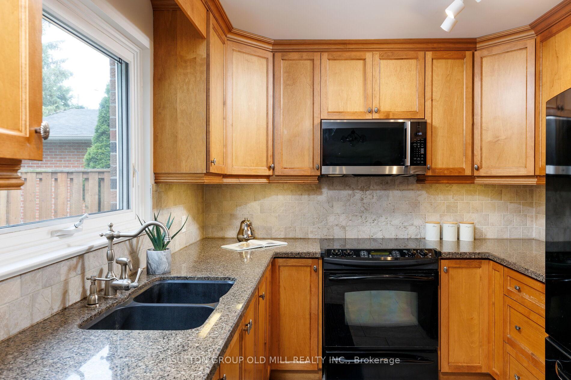 Photo 15 of 853 Kowal Drive, Mississauga, Lorne Park — HOMEH