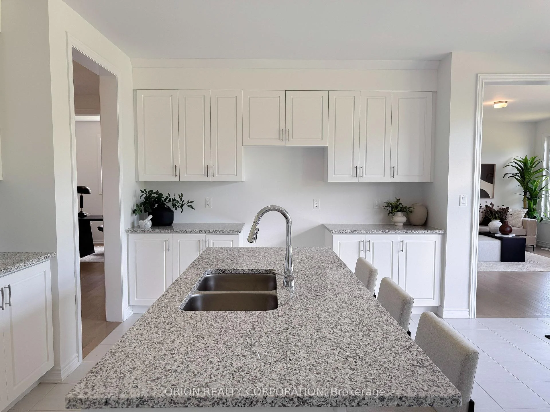 Photo 10 of 122 Thicketwood Avenue, Barrie, Rural Barrie Southeast — HOMEH