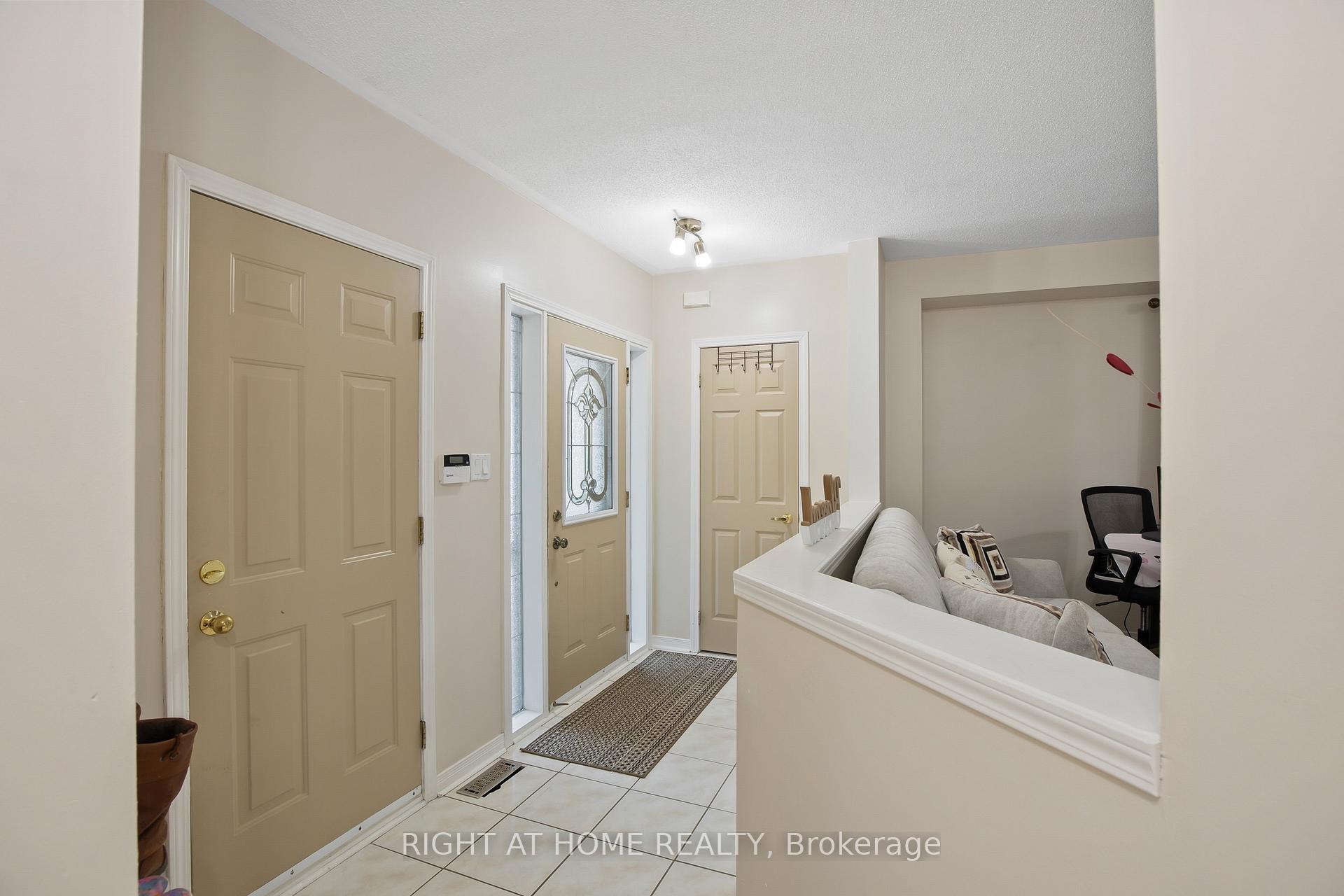 Photo 2 of 71 Hutton Place, Clarington, Bowmanville — HOMEH