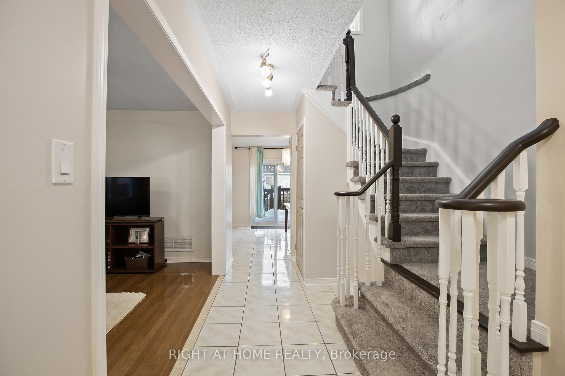 Photo 3 of 71 Hutton Place, Clarington, Bowmanville — HOMEH