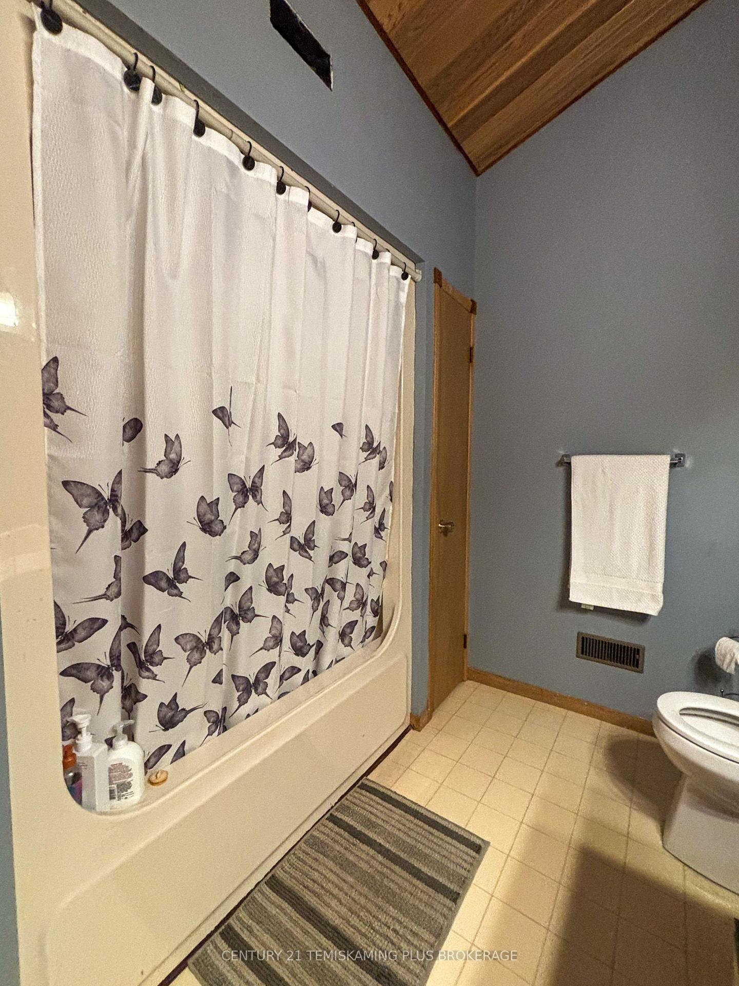 Photo 25 of 65 Lakeshore Avenue, Englehart, Central Timiskaming — HOMEH