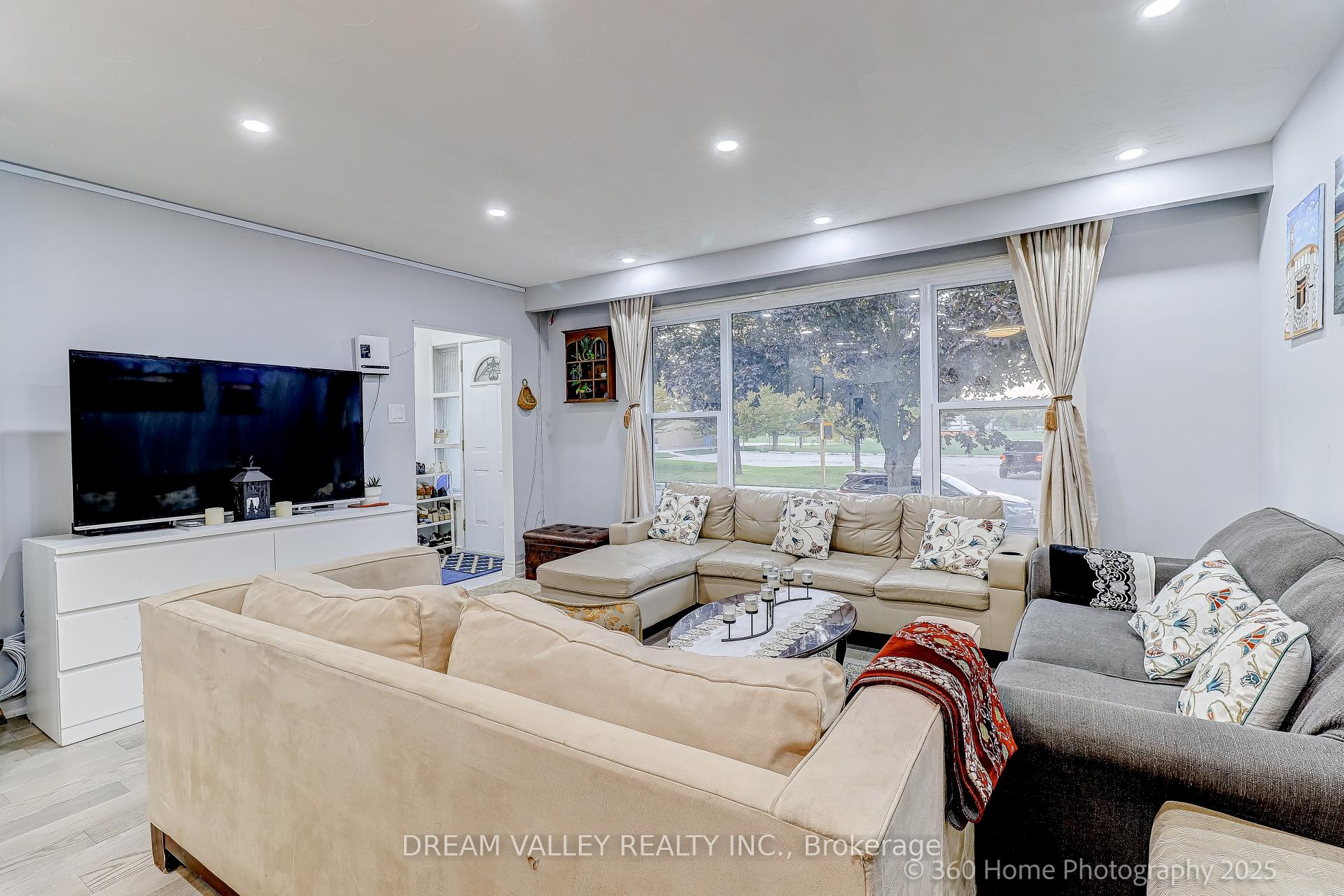 Photo 2 of 35 Waldock Street, Scarborough, West Hill — HOMEH