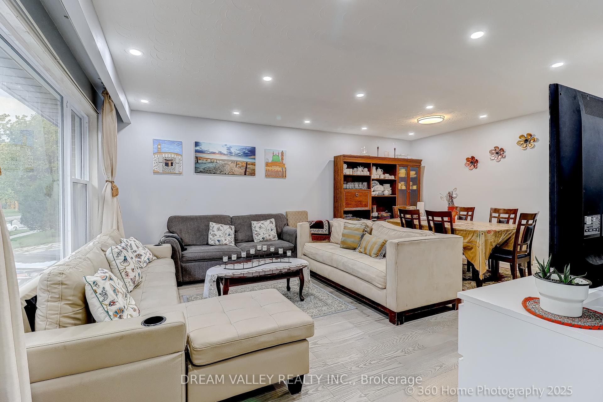 Photo 3 of 35 Waldock Street, Scarborough, West Hill — HOMEH