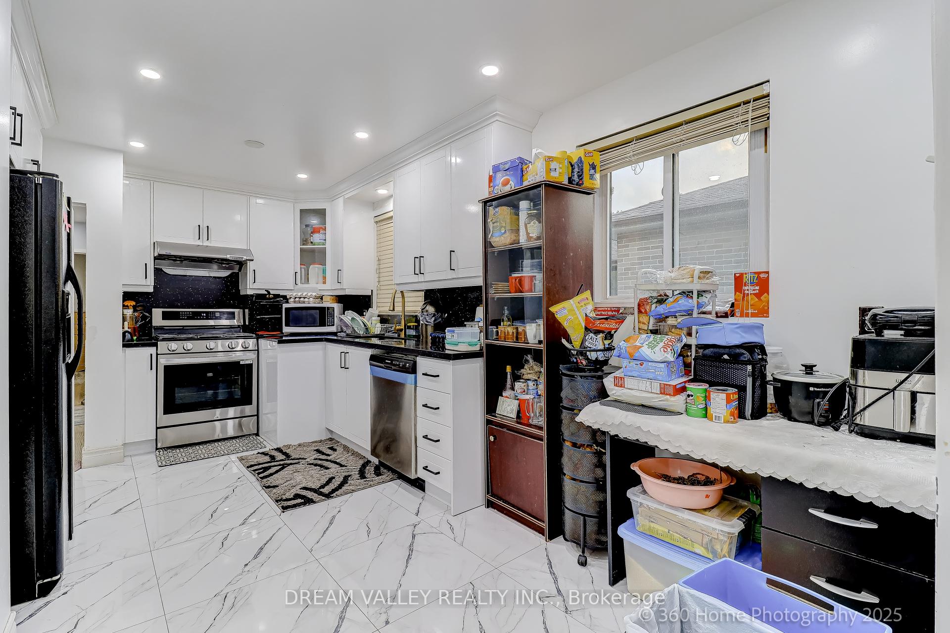 Photo 5 of 35 Waldock Street, Scarborough, West Hill — HOMEH
