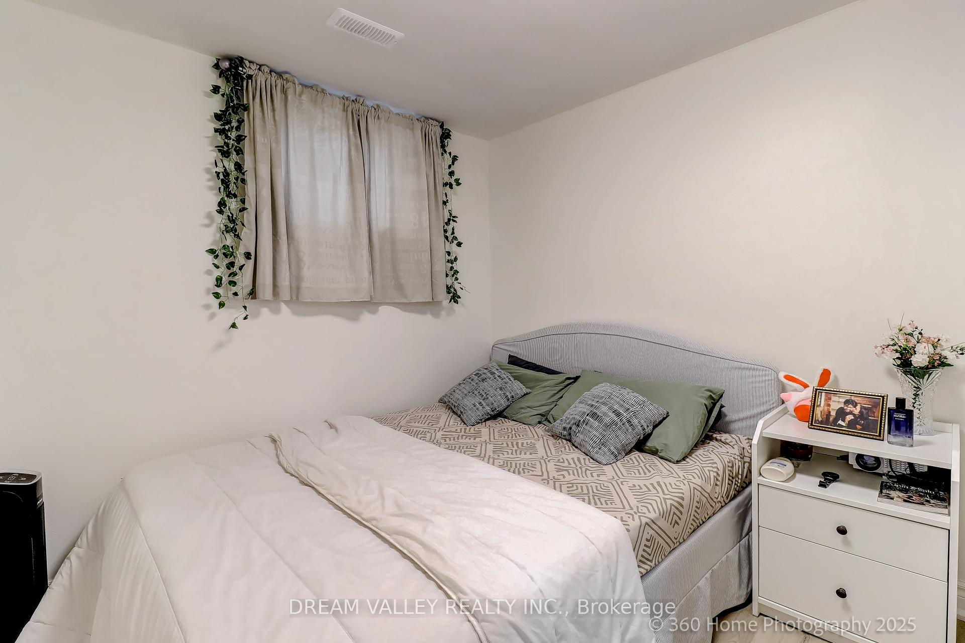 Photo 18 of 35 Waldock Street, Scarborough, West Hill — HOMEH