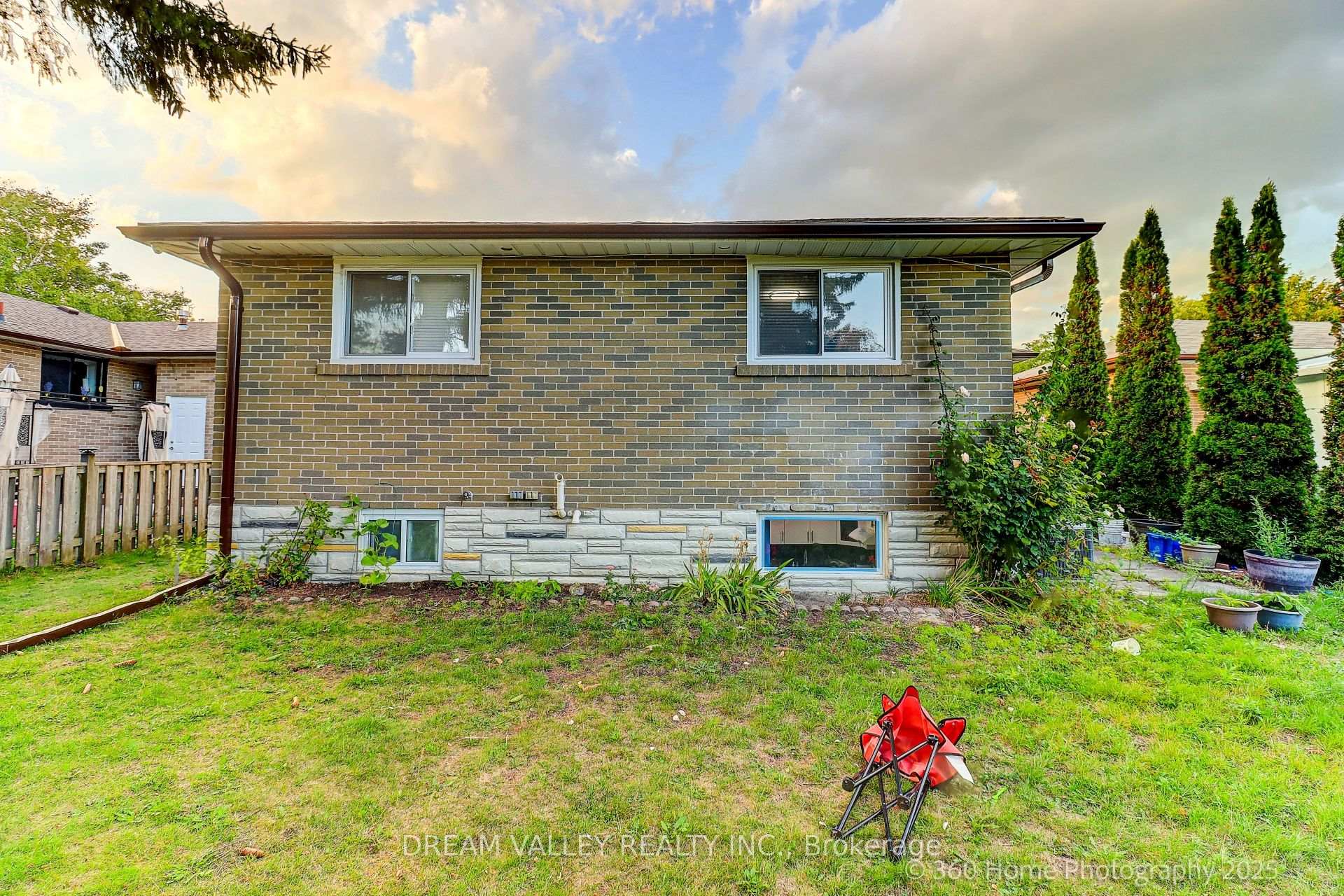 Photo 23 of 35 Waldock Street, Scarborough, West Hill — HOMEH