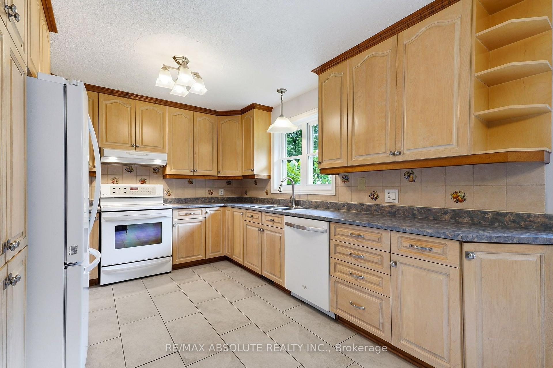 Photo 11 of 1000 Milburn Crescent, Ottawa, Cumberland Ridge — HOMEH