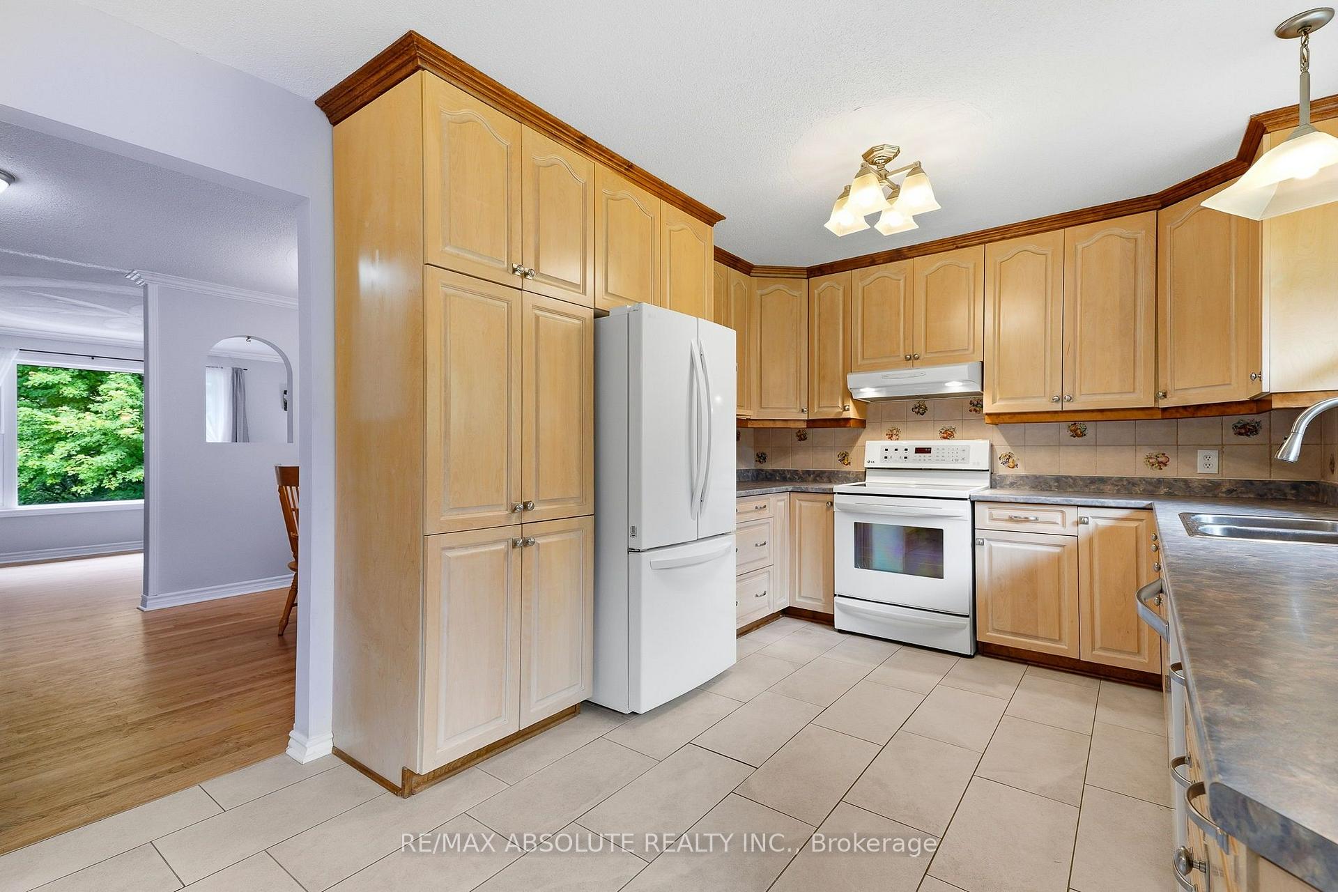 Photo 12 of 1000 Milburn Crescent, Ottawa, Cumberland Ridge — HOMEH