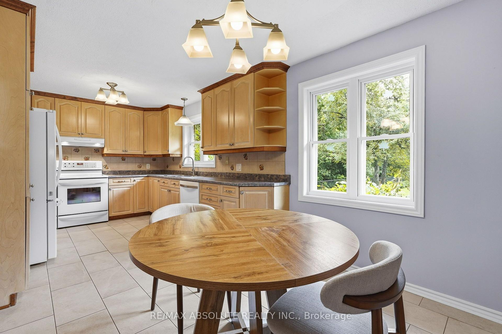 Photo 13 of 1000 Milburn Crescent, Ottawa, Cumberland Ridge — HOMEH