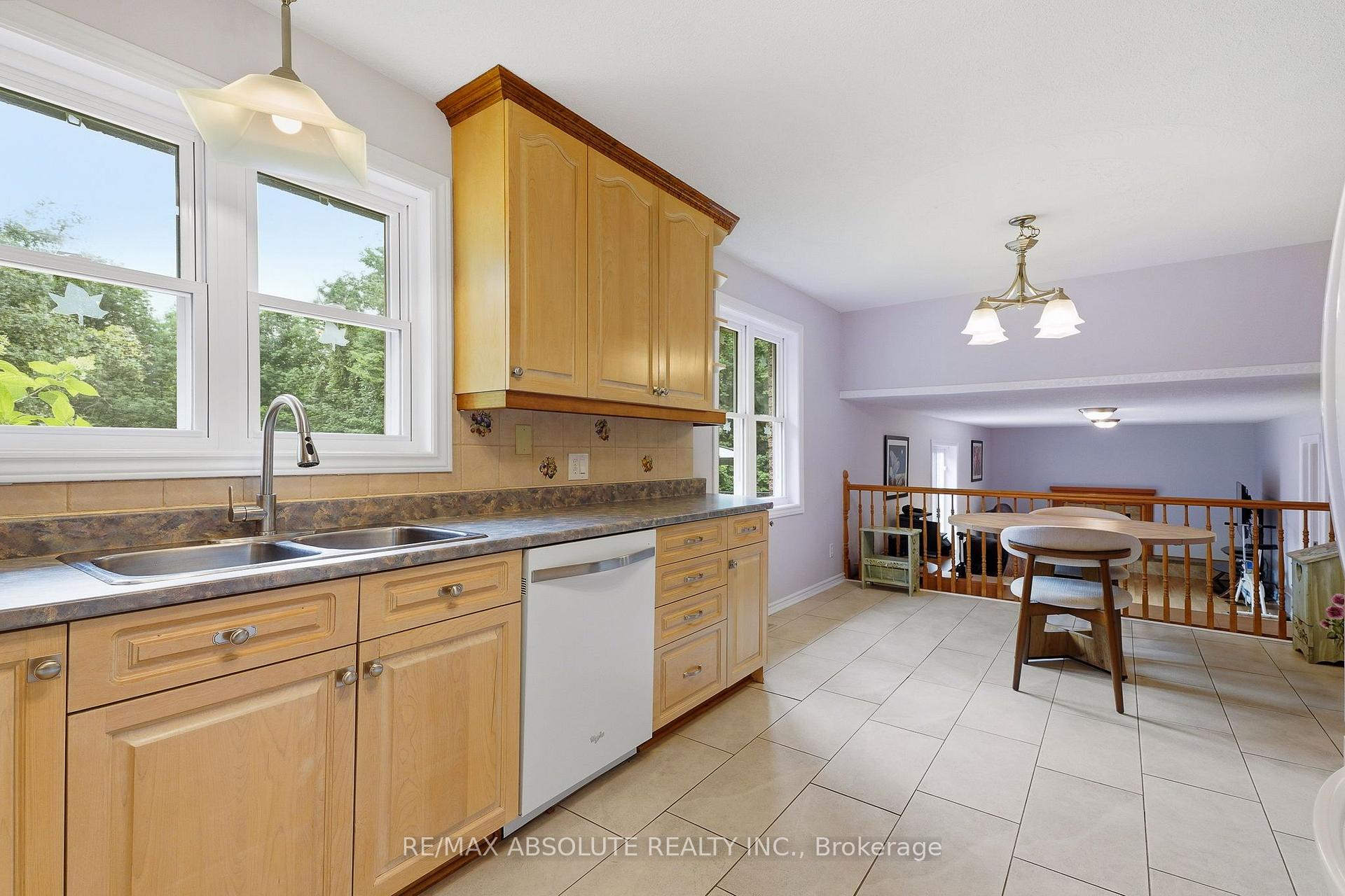 Photo 15 of 1000 Milburn Crescent, Ottawa, Cumberland Ridge — HOMEH