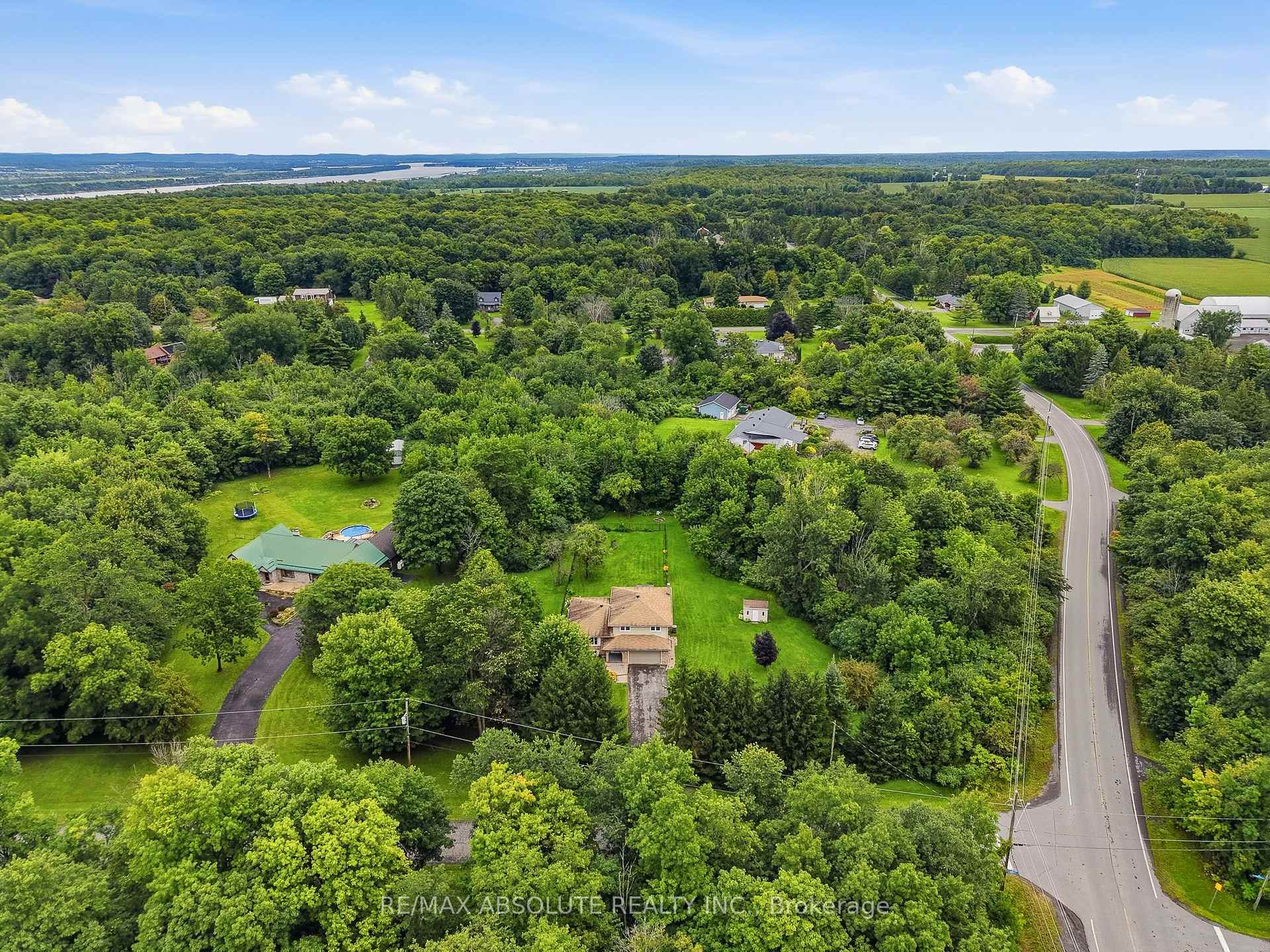 Photo 37 of 1000 Milburn Crescent, Ottawa, Cumberland Ridge — HOMEH