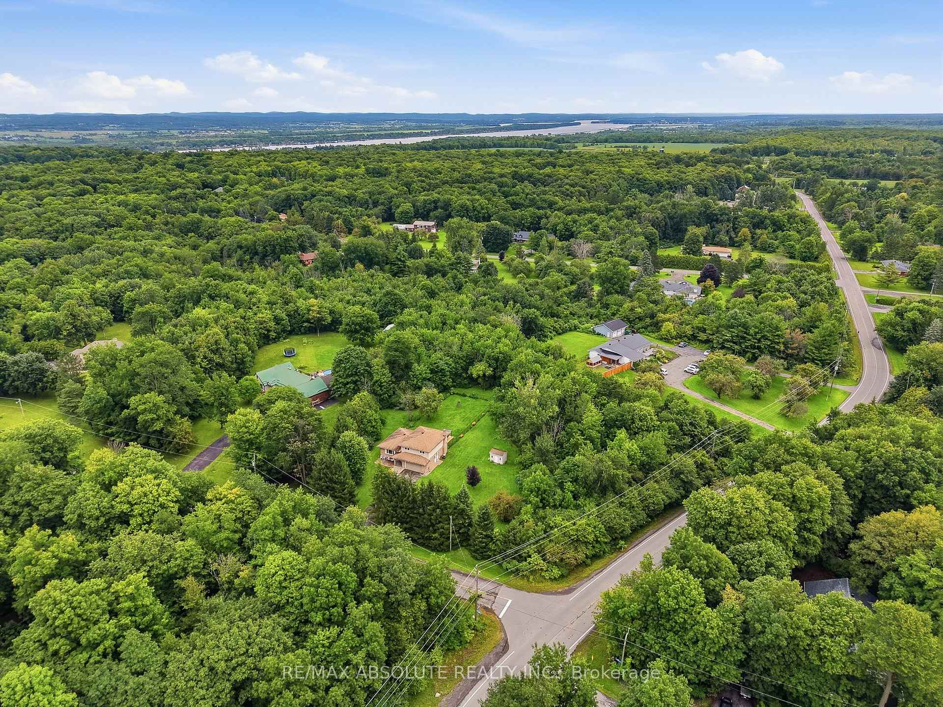 Photo 38 of 1000 Milburn Crescent, Ottawa, Cumberland Ridge — HOMEH