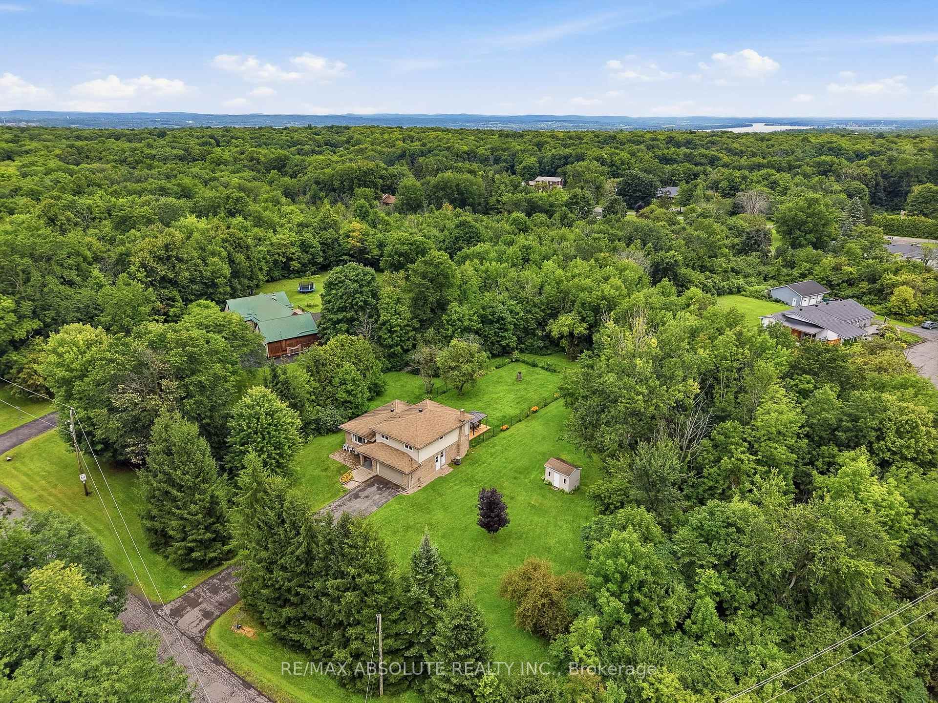 Photo 43 of 1000 Milburn Crescent, Ottawa, Cumberland Ridge — HOMEH