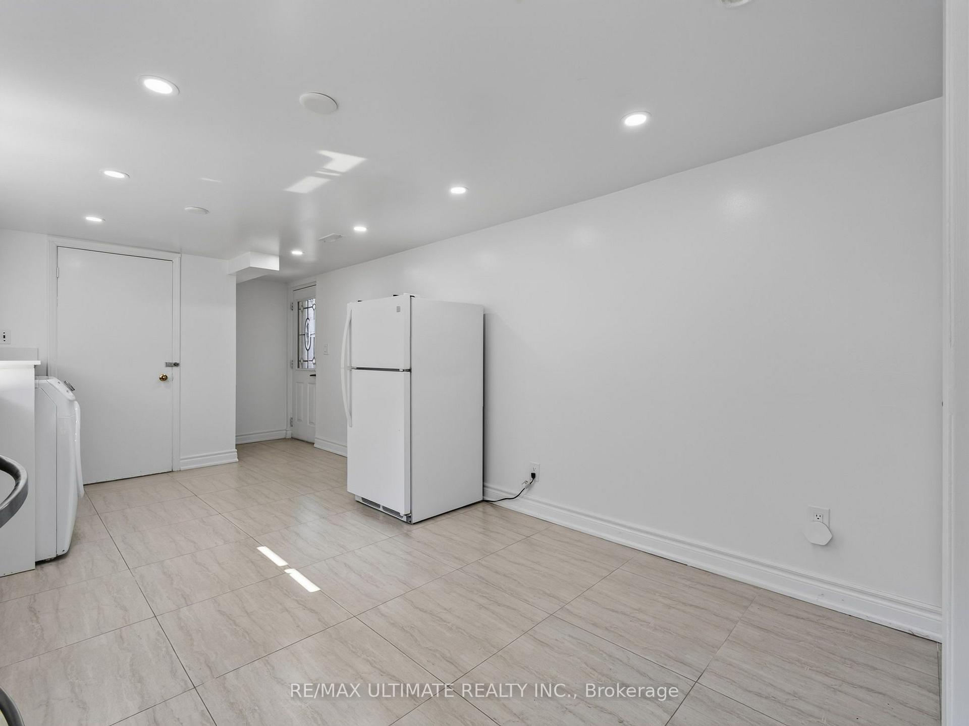 Photo 9 of 52 Revlis Crescent, Scarborough, L'Amoreaux — HOMEH